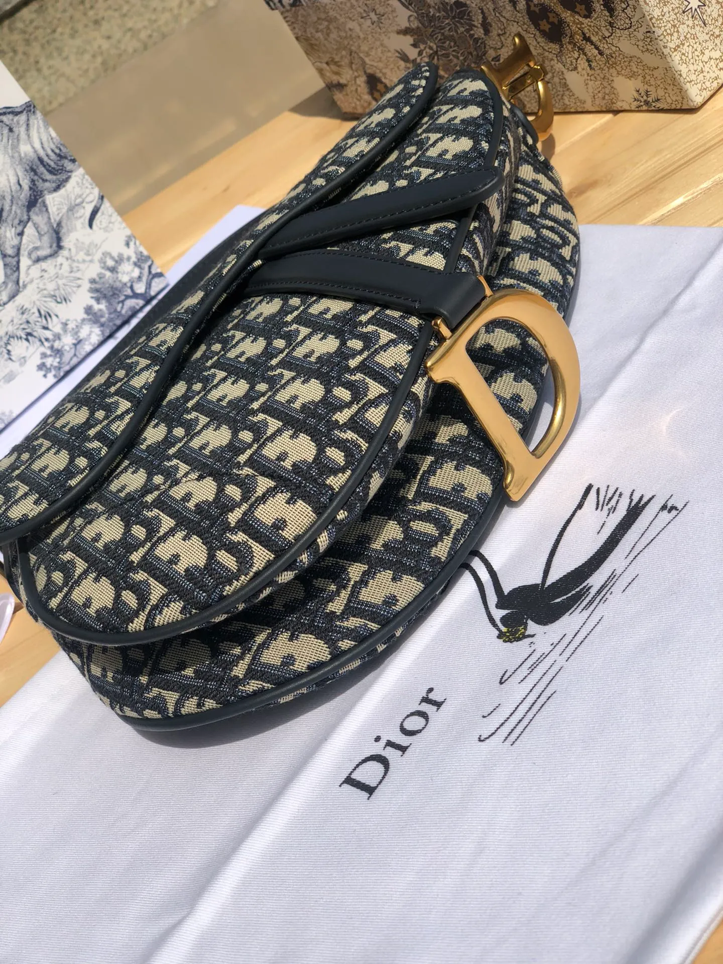 ❗️❗️❗️Free shipping with SF Express for year-end events❗️❗️❗️💰1360 Size: 25×20×6.5cm Dior overseas channel resources specialize in saddle bag large size ❗️The most classic color scheme of Dior Saddle Bag is of course Oblique jacquard, embellished with cow leather and golden retro metal accessories. Can be used as a shoulder or hand carry. The bag cover presents a natural curvature, and the flip-top suction buckle design is simple and elegant, highlighting the perfect and exquisite craftsmanship of the bag. This saddle bag caused a sensation in the fashion world when it was first launched, not only leading the trend of retro style. The Dior saddle bag is a retro tool. Pick it up and you will immediately get the strongest retro style.
