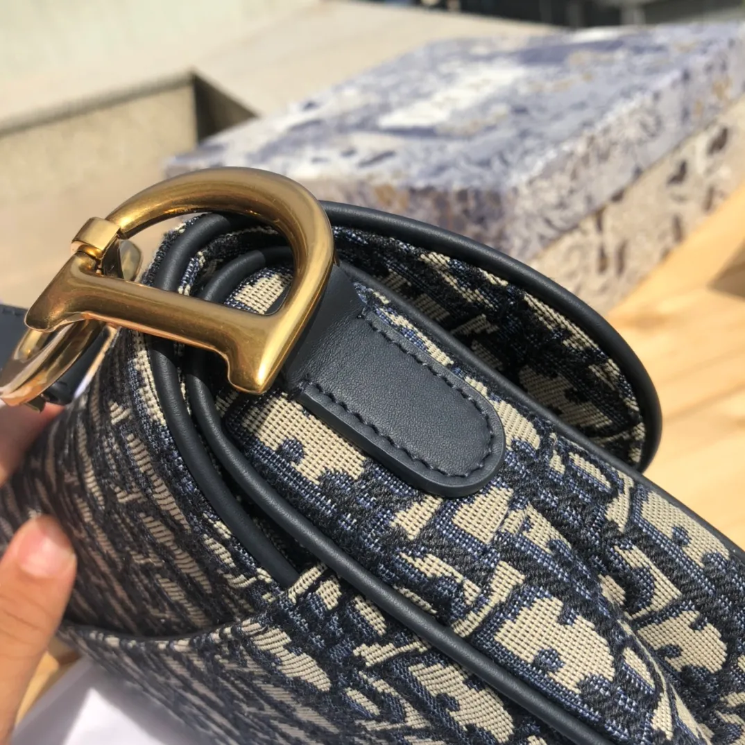 ❗️❗️❗️Free shipping with SF Express for year-end events❗️❗️❗️💰1360 Size: 25×20×6.5cm Dior overseas channel resources specialize in saddle bag large size ❗️The most classic color scheme of Dior Saddle Bag is of course Oblique jacquard, embellished with cow leather and golden retro metal accessories. Can be used as a shoulder or hand carry. The bag cover presents a natural curvature, and the flip-top suction buckle design is simple and elegant, highlighting the perfect and exquisite craftsmanship of the bag. This saddle bag caused a sensation in the fashion world when it was first launched, not only leading the trend of retro style. The Dior saddle bag is a retro tool. Pick it up and you will immediately get the strongest retro style.