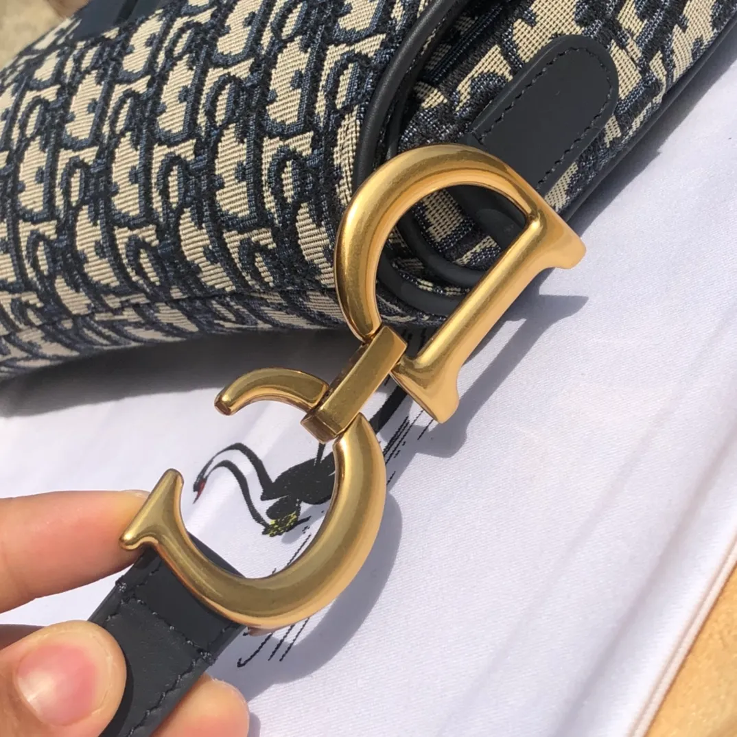 ❗️❗️❗️Free shipping with SF Express for year-end events❗️❗️❗️💰1360 Size: 25×20×6.5cm Dior overseas channel resources specialize in saddle bag large size ❗️The most classic color scheme of Dior Saddle Bag is of course Oblique jacquard, embellished with cow leather and golden retro metal accessories. Can be used as a shoulder or hand carry. The bag cover presents a natural curvature, and the flip-top suction buckle design is simple and elegant, highlighting the perfect and exquisite craftsmanship of the bag. This saddle bag caused a sensation in the fashion world when it was first launched, not only leading the trend of retro style. The Dior saddle bag is a retro tool. Pick it up and you will immediately get the strongest retro style.