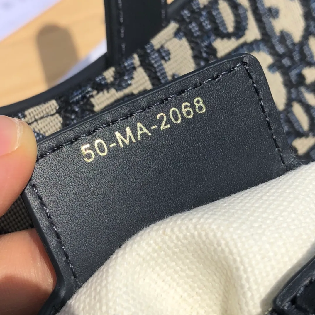 ❗️❗️❗️Free shipping with SF Express for year-end events❗️❗️❗️💰1360 Size: 25×20×6.5cm Dior overseas channel resources specialize in saddle bag large size ❗️The most classic color scheme of Dior Saddle Bag is of course Oblique jacquard, embellished with cow leather and golden retro metal accessories. Can be used as a shoulder or hand carry. The bag cover presents a natural curvature, and the flip-top suction buckle design is simple and elegant, highlighting the perfect and exquisite craftsmanship of the bag. This saddle bag caused a sensation in the fashion world when it was first launched, not only leading the trend of retro style. The Dior saddle bag is a retro tool. Pick it up and you will immediately get the strongest retro style.