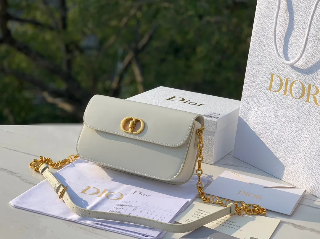 Top upgraded version💰1800 size 22.5×12.5×6.5cm 2023 Dior latest 30 Montaigne shipped, another king of fried buns🔥 As one of Dior's four major bag styles, Montaigne has always been deeply loved. This latest Montaigne hit me hard. The lines of the bag are smoother and rounder. It has a softer and warmer feeling than the old style. The original luxurious "BOX calfskin" is not afraid of time and becomes more and more beautiful ~ The enamel buckle shoulder strap is cleverly matched with cowhide, which is fashionable yet elegant. Wear it over one shoulder to show your personality. Hurry up and get it now. Be the first girl to wear this new style on your back when walking on the street.