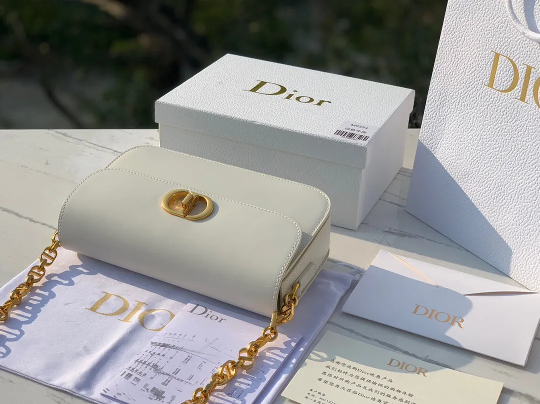 Top upgraded version💰1800 size 22.5×12.5×6.5cm 2023 Dior latest 30 Montaigne shipped, another king of fried buns🔥 As one of Dior's four major bag styles, Montaigne has always been deeply loved. This latest Montaigne hit me hard. The lines of the bag are smoother and rounder. It has a softer and warmer feeling than the old style. The original luxurious "BOX calfskin" is not afraid of time and becomes more and more beautiful ~ The enamel buckle shoulder strap is cleverly matched with cowhide, which is fashionable yet elegant. Wear it over one shoulder to show your personality. Hurry up and get it now. Be the first girl to wear this new style on your back when walking on the street.
