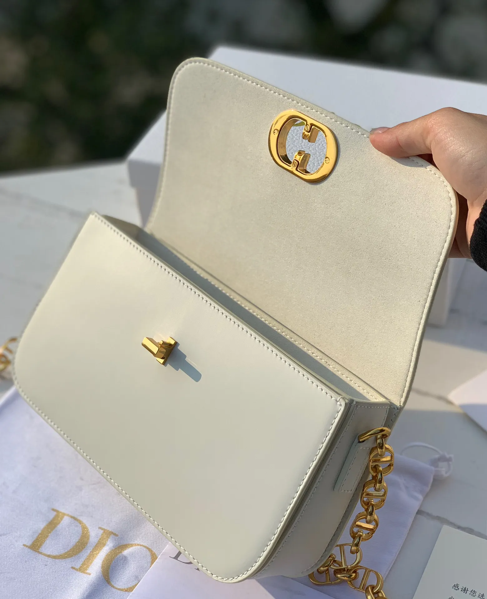 Top upgraded version💰1800 size 22.5×12.5×6.5cm 2023 Dior latest 30 Montaigne shipped, another king of fried buns🔥 As one of Dior's four major bag styles, Montaigne has always been deeply loved. This latest Montaigne hit me hard. The lines of the bag are smoother and rounder. It has a softer and warmer feeling than the old style. The original luxurious "BOX calfskin" is not afraid of time and becomes more and more beautiful ~ The enamel buckle shoulder strap is cleverly matched with cowhide, which is fashionable yet elegant. Wear it over one shoulder to show your personality. Hurry up and get it now. Be the first girl to wear this new style on your back when walking on the street.