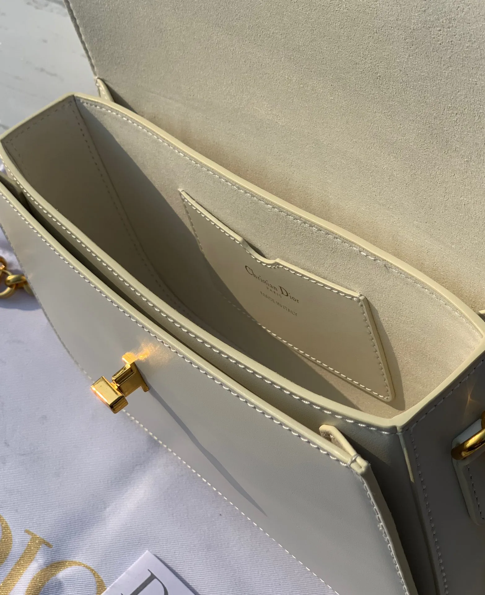 Top upgraded version💰1800 size 22.5×12.5×6.5cm 2023 Dior latest 30 Montaigne shipped, another king of fried buns🔥 As one of Dior's four major bag styles, Montaigne has always been deeply loved. This latest Montaigne hit me hard. The lines of the bag are smoother and rounder. It has a softer and warmer feeling than the old style. The original luxurious "BOX calfskin" is not afraid of time and becomes more and more beautiful ~ The enamel buckle shoulder strap is cleverly matched with cowhide, which is fashionable yet elegant. Wear it over one shoulder to show your personality. Hurry up and get it now. Be the first girl to wear this new style on your back when walking on the street.