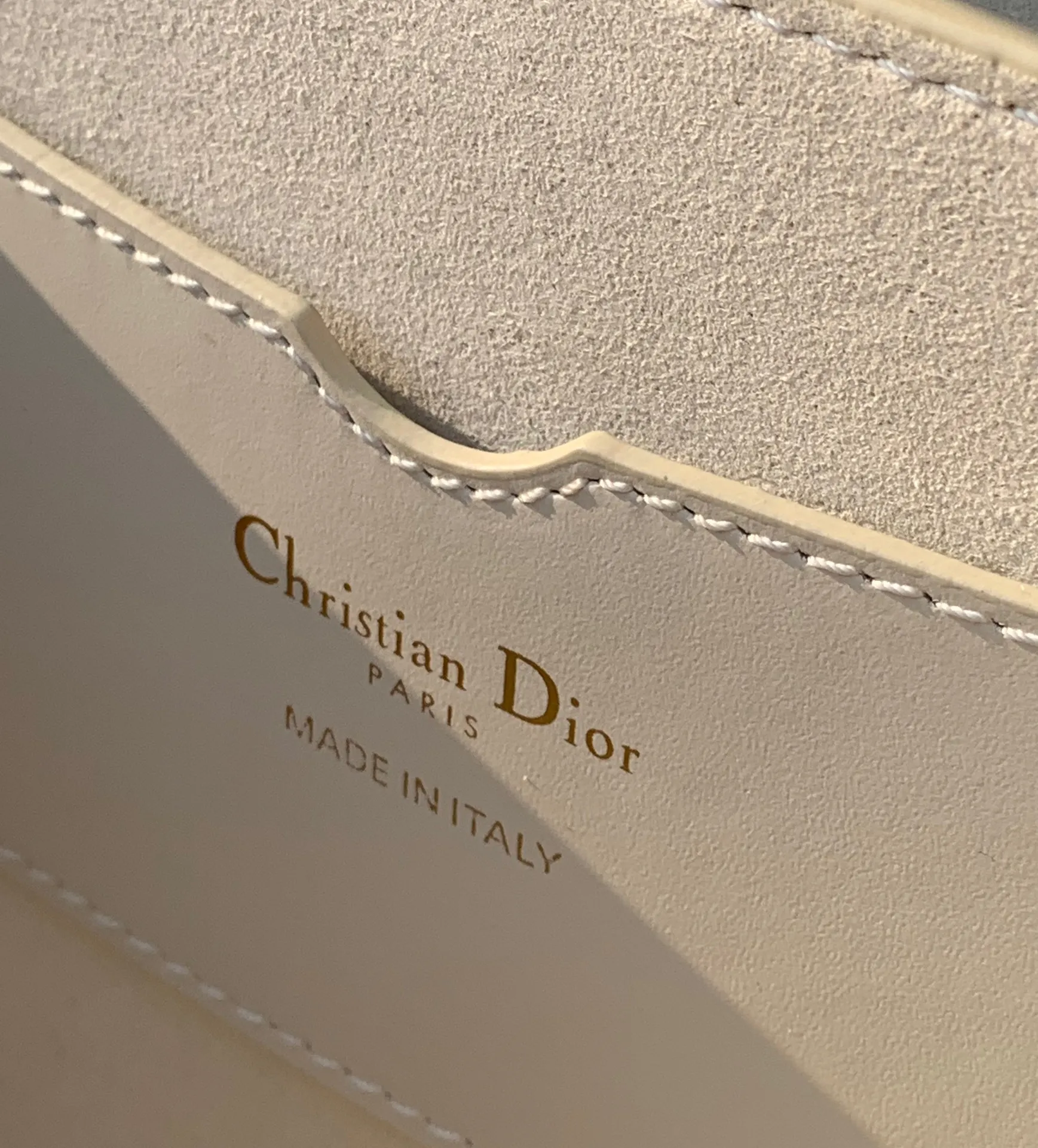 Top upgraded version💰1800 size 22.5×12.5×6.5cm 2023 Dior latest 30 Montaigne shipped, another king of fried buns🔥 As one of Dior's four major bag styles, Montaigne has always been deeply loved. This latest Montaigne hit me hard. The lines of the bag are smoother and rounder. It has a softer and warmer feeling than the old style. The original luxurious "BOX calfskin" is not afraid of time and becomes more and more beautiful ~ The enamel buckle shoulder strap is cleverly matched with cowhide, which is fashionable yet elegant. Wear it over one shoulder to show your personality. Hurry up and get it now. Be the first girl to wear this new style on your back when walking on the street.