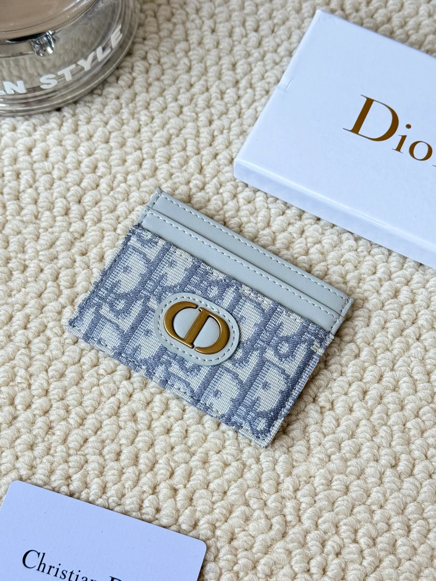 💰100 dior's card holder -30 Montaigne card holder is exquisite and elegant. Made of blue jacquard fabric, detailed with Oblique print and CD logo on the front. Practical and compact, it can store small daily necessities and can be easily put into various handbags. CD logo on front 2 card slots 1 patch pocket Number: S2152 Dimensions: 10 x 7.5 x 0.5 cm