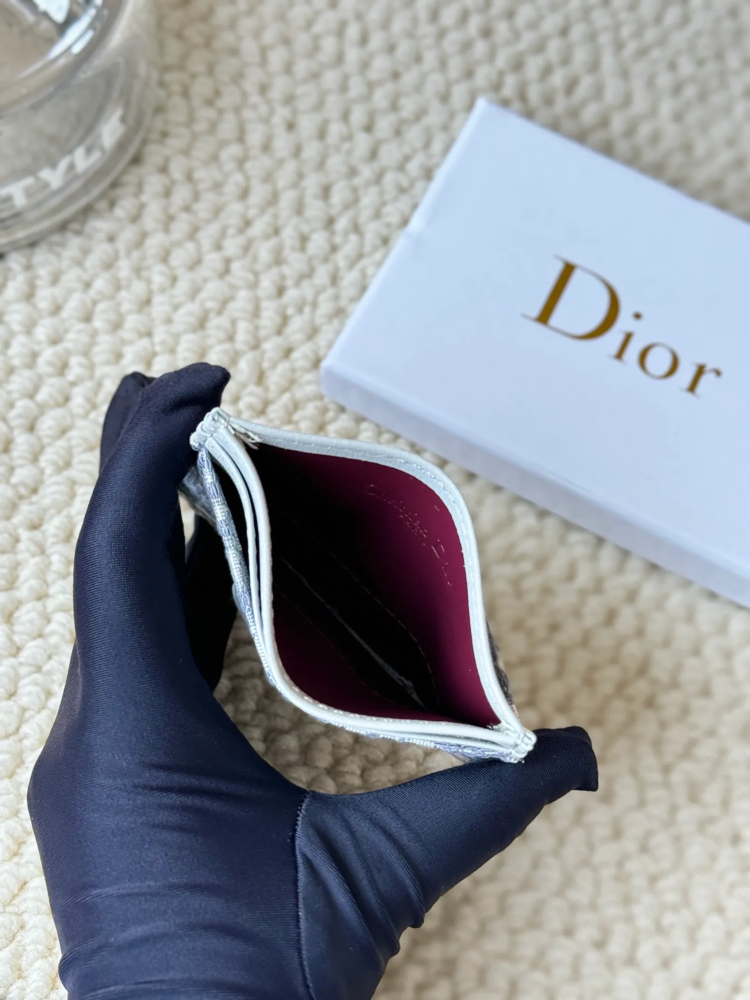 💰100 dior's card holder -30 Montaigne card holder is exquisite and elegant. Made of blue jacquard fabric, detailed with Oblique print and CD logo on the front. Practical and compact, it can store small daily necessities and can be easily put into various handbags. CD logo on front 2 card slots 1 patch pocket Number: S2152 Dimensions: 10 x 7.5 x 0.5 cm