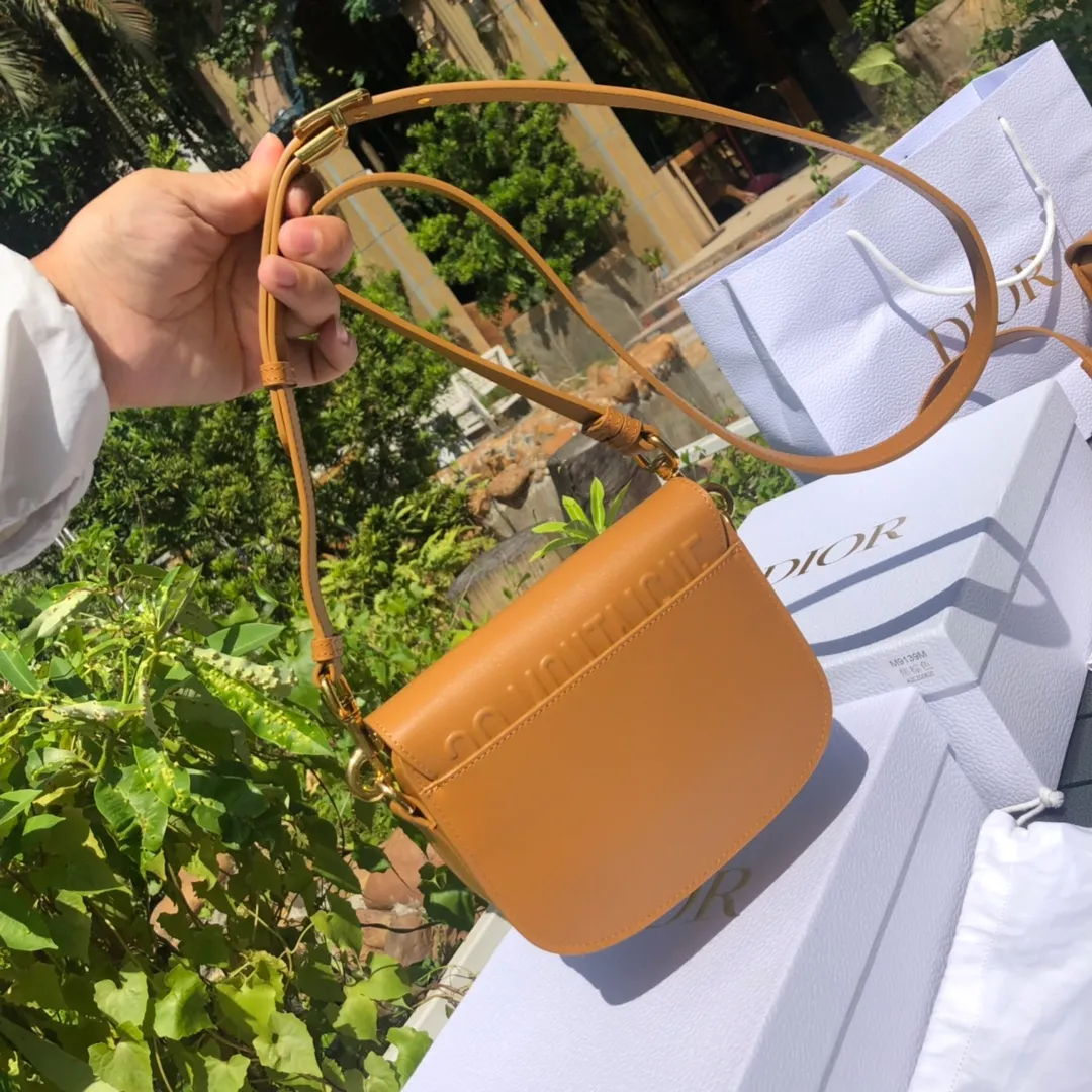 ❗️❗️❗️Free shipping with SF Express for year-end event❗️❗️❗️💰1700 Small size: 18×14×5cm Dior’s new products are available through overseas channels! The Dior Bobby bag is designed as a shoulder bag, highlighting its elegant silhouette and harmonious proportions. This small bag is crafted from camel glossy calfskin and accented with antiqued gold hardware for added style. The interior is designed with suede leather, which is soft and rich in texture. With a detachable and adjustable shoulder strap embellished with a military-style buckle, it can be worn on the shoulder, cross-body or handheld.