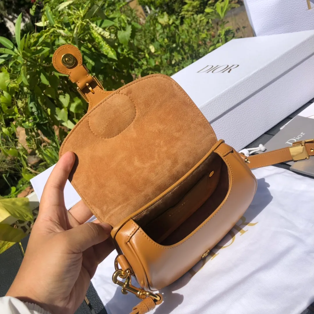 ❗️❗️❗️Free shipping with SF Express for year-end event❗️❗️❗️💰1700 Small size: 18×14×5cm Dior’s new products are available through overseas channels! The Dior Bobby bag is designed as a shoulder bag, highlighting its elegant silhouette and harmonious proportions. This small bag is crafted from camel glossy calfskin and accented with antiqued gold hardware for added style. The interior is designed with suede leather, which is soft and rich in texture. With a detachable and adjustable shoulder strap embellished with a military-style buckle, it can be worn on the shoulder, cross-body or handheld.