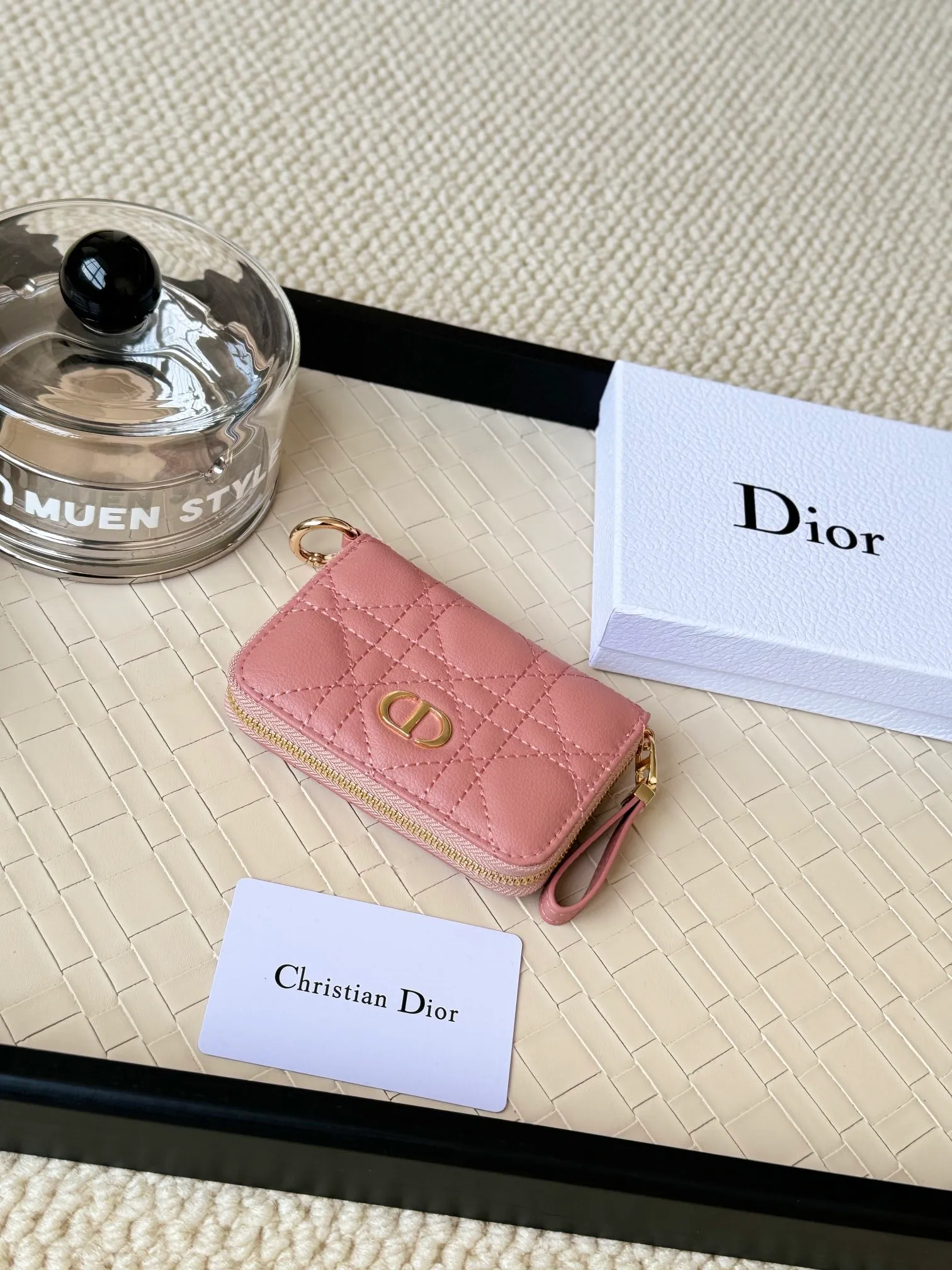 💰150 Dior New Caro Zippered Card Holder I love it. I originally wanted to buy a wallet, but I fell in love with this card holder. The size is just right and there are enough card slots. When Sydney is on lockdown and you can't go to the store, SA will send you photos and payment links. It's very convenient. I paid in the morning and received it in the afternoon. I think it looks better than the zipper card holder in C. The small metal ring next to the zipper is convenient for connecting the card holder to the bag and is not easy to lose. The calfskin material feels great. No.: S5034 Carol grain (size 9*11cm)