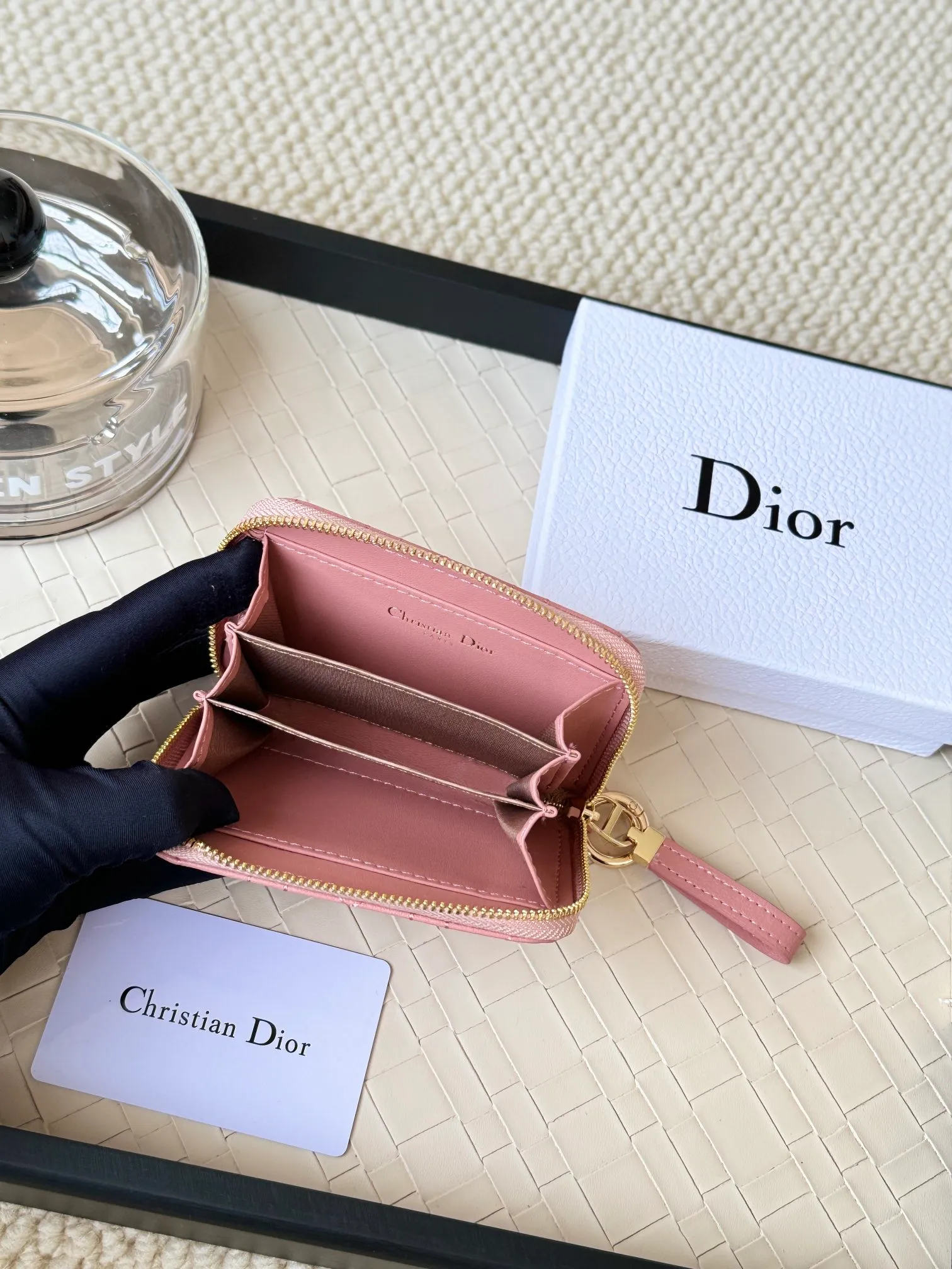 💰150 Dior New Caro Zippered Card Holder I love it. I originally wanted to buy a wallet, but I fell in love with this card holder. The size is just right and there are enough card slots. When Sydney is on lockdown and you can't go to the store, SA will send you photos and payment links. It's very convenient. I paid in the morning and received it in the afternoon. I think it looks better than the zipper card holder in C. The small metal ring next to the zipper is convenient for connecting the card holder to the bag and is not easy to lose. The calfskin material feels great. No.: S5034 Carol grain (size 9*11cm)