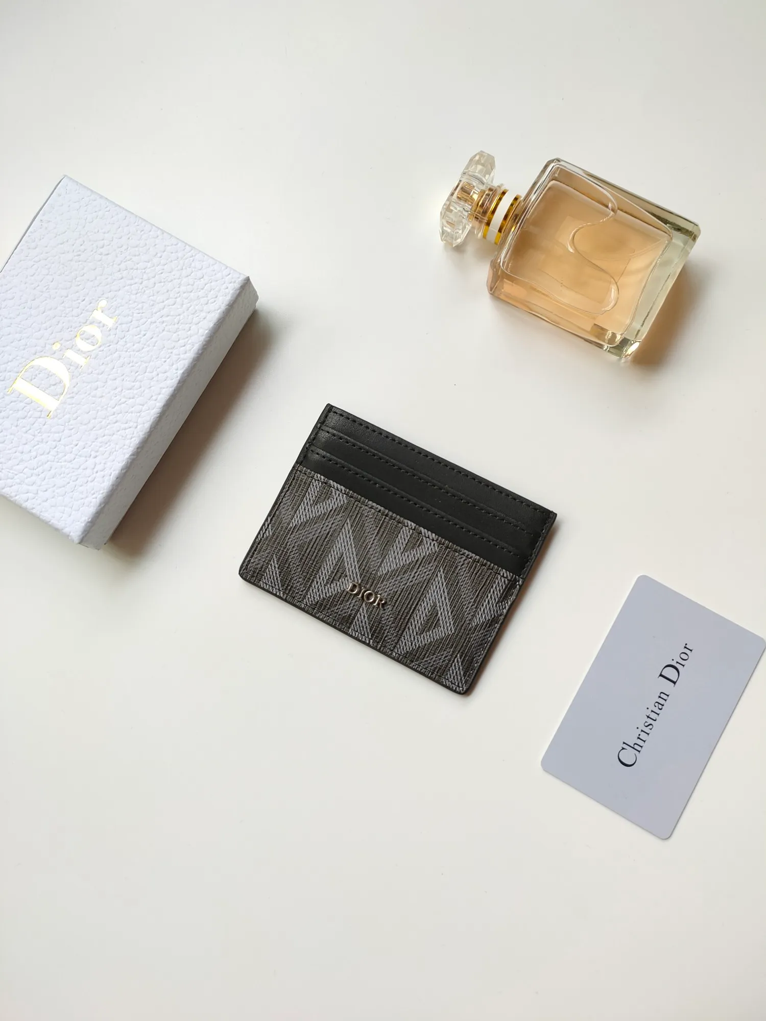 ￥90 [Rose] This Dior card holder is elegant and refined 😍 Carefully made of Dior jacquard fabric and cowhide [strong] decorated with Oblique print. There are 3 card slots on each side and 1 card slot on the top, which is exquisite and exquisite in shape. Style number: CH135 Size: 10*8cm