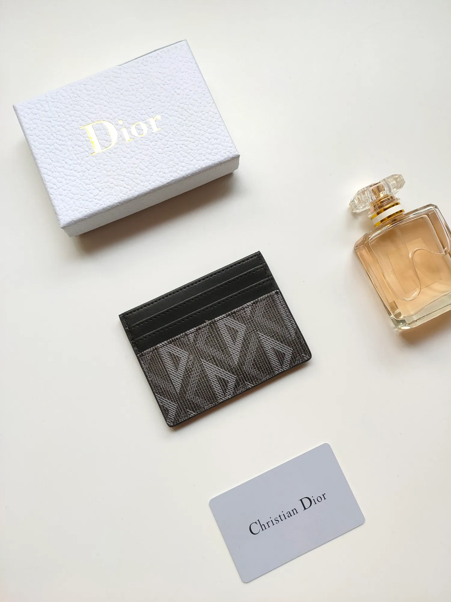￥90 [Rose] This Dior card holder is elegant and refined 😍 Carefully made of Dior jacquard fabric and cowhide [strong] decorated with Oblique print. There are 3 card slots on each side and 1 card slot on the top, which is exquisite and exquisite in shape. Style number: CH135 Size: 10*8cm