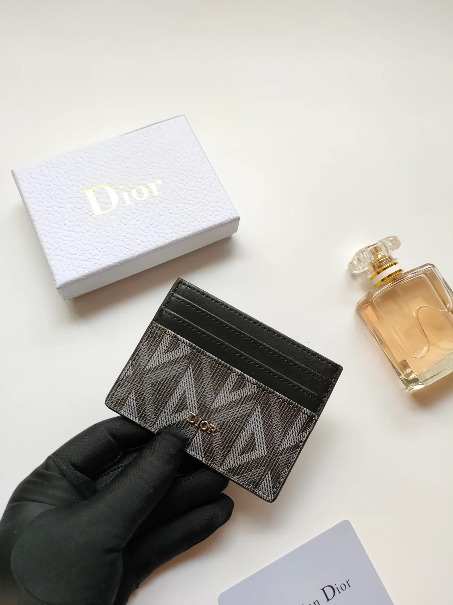 ￥90 [Rose] This Dior card holder is elegant and refined 😍 Carefully made of Dior jacquard fabric and cowhide [strong] decorated with Oblique print. There are 3 card slots on each side and 1 card slot on the top, which is exquisite and exquisite in shape. Style number: CH135 Size: 10*8cm