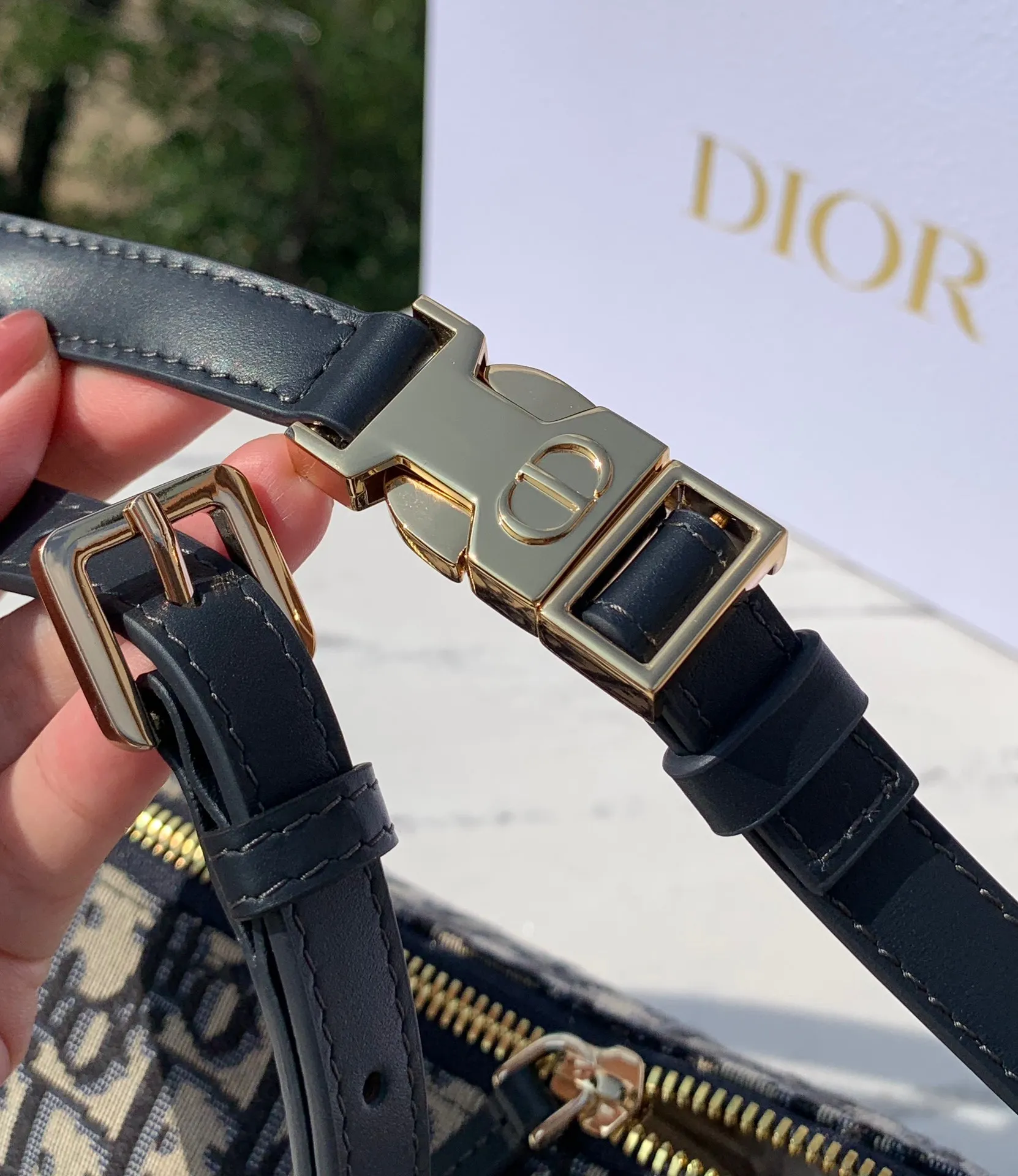 Top upgraded version💰1500 Dimensions: 22×13×9.5cm The latest DIOR Nomad lunch box bag (with shoulder strap), another highly recommended one! Lunch box bags have become popular in recent years🔥It’s so cute whoever uses it. Made of retro floral canvas, it can be kneaded at will without deformation. It comes with a long shoulder strap that can be freely detached. This bag cabinet is also hard to find. It can be carried all year round, so don’t worry about buying it directly!