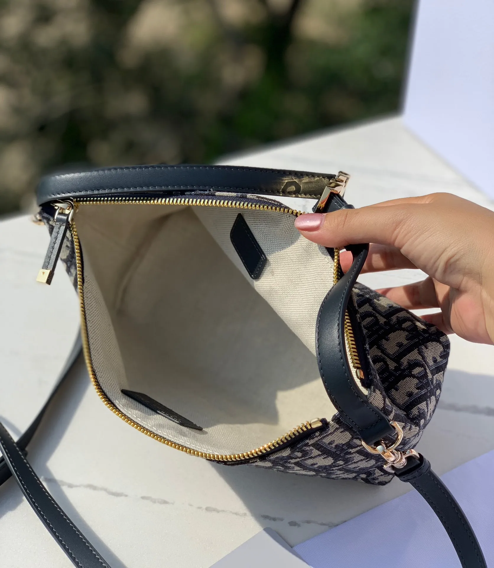Top upgraded version💰1500 Dimensions: 22×13×9.5cm The latest DIOR Nomad lunch box bag (with shoulder strap), another highly recommended one! Lunch box bags have become popular in recent years🔥It’s so cute whoever uses it. Made of retro floral canvas, it can be kneaded at will without deformation. It comes with a long shoulder strap that can be freely detached. This bag cabinet is also hard to find. It can be carried all year round, so don’t worry about buying it directly!
