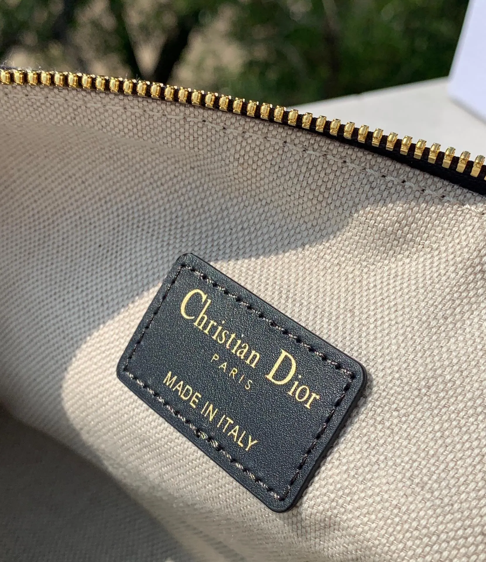 Top upgraded version💰1500 Dimensions: 22×13×9.5cm The latest DIOR Nomad lunch box bag (with shoulder strap), another highly recommended one! Lunch box bags have become popular in recent years🔥It’s so cute whoever uses it. Made of retro floral canvas, it can be kneaded at will without deformation. It comes with a long shoulder strap that can be freely detached. This bag cabinet is also hard to find. It can be carried all year round, so don’t worry about buying it directly!