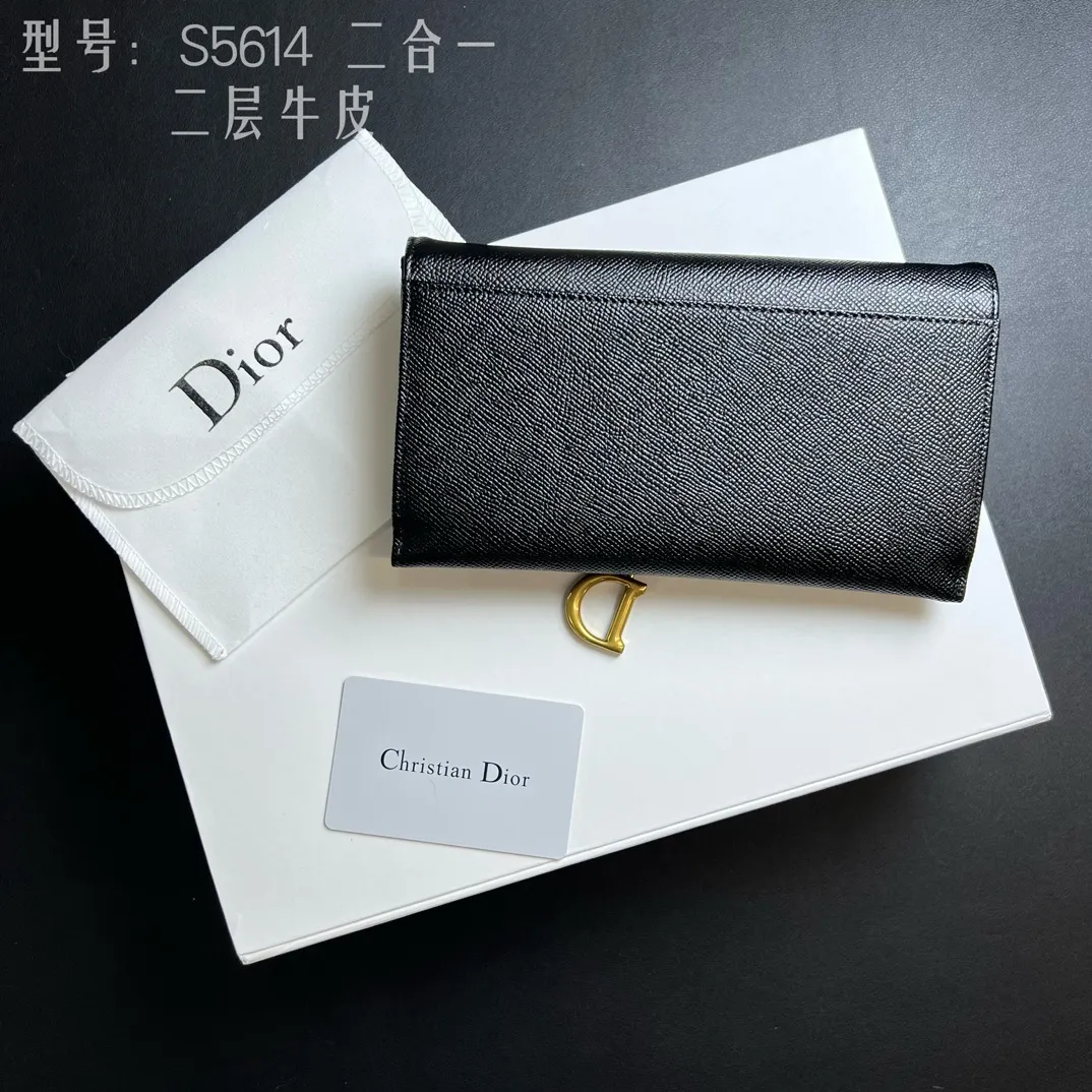 💰210 💎Top quality🇫🇷 Comes with gift box ❤️ Two-layer cowhide, non-transferable ‼ ️ Dior Saddle Woc two-in-one chain bag It’s time for the Dior series of bags. Everyone knows that I love small and exquisite bags. The DiorWoc small model has a really good capacity. It is small but can hold it very well. It can hold Iphone13 Pro Max!! It can also hold 6 card slots and three inner clips. There is also a small wallet that can hold change, sample items, lipstick, keys, and most importantly, I can hang it on one shoulder or diagonally when I go out. Style number: S5614CTZQ-M928 Size: 19X11X2.5 built-in pouch 16X9