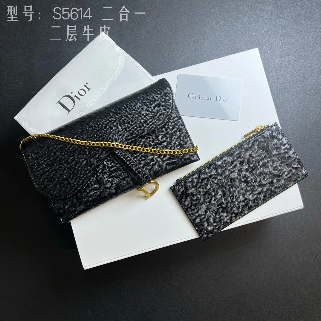💰210 💎Top quality🇫🇷 Comes with gift box ❤️ Two-layer cowhide, non-transferable ‼ ️ Dior Saddle Woc two-in-one chain bag It’s time for the Dior series of bags. Everyone knows that I love small and exquisite bags. The DiorWoc small model has a really good capacity. It is small but can hold it very well. It can hold Iphone13 Pro Max!! It can also hold 6 card slots and three inner clips. There is also a small wallet that can hold change, sample items, lipstick, keys, and most importantly, I can hang it on one shoulder or diagonally when I go out. Style number: S5614CTZQ-M928 Size: 19X11X2.5 built-in pouch 16X9