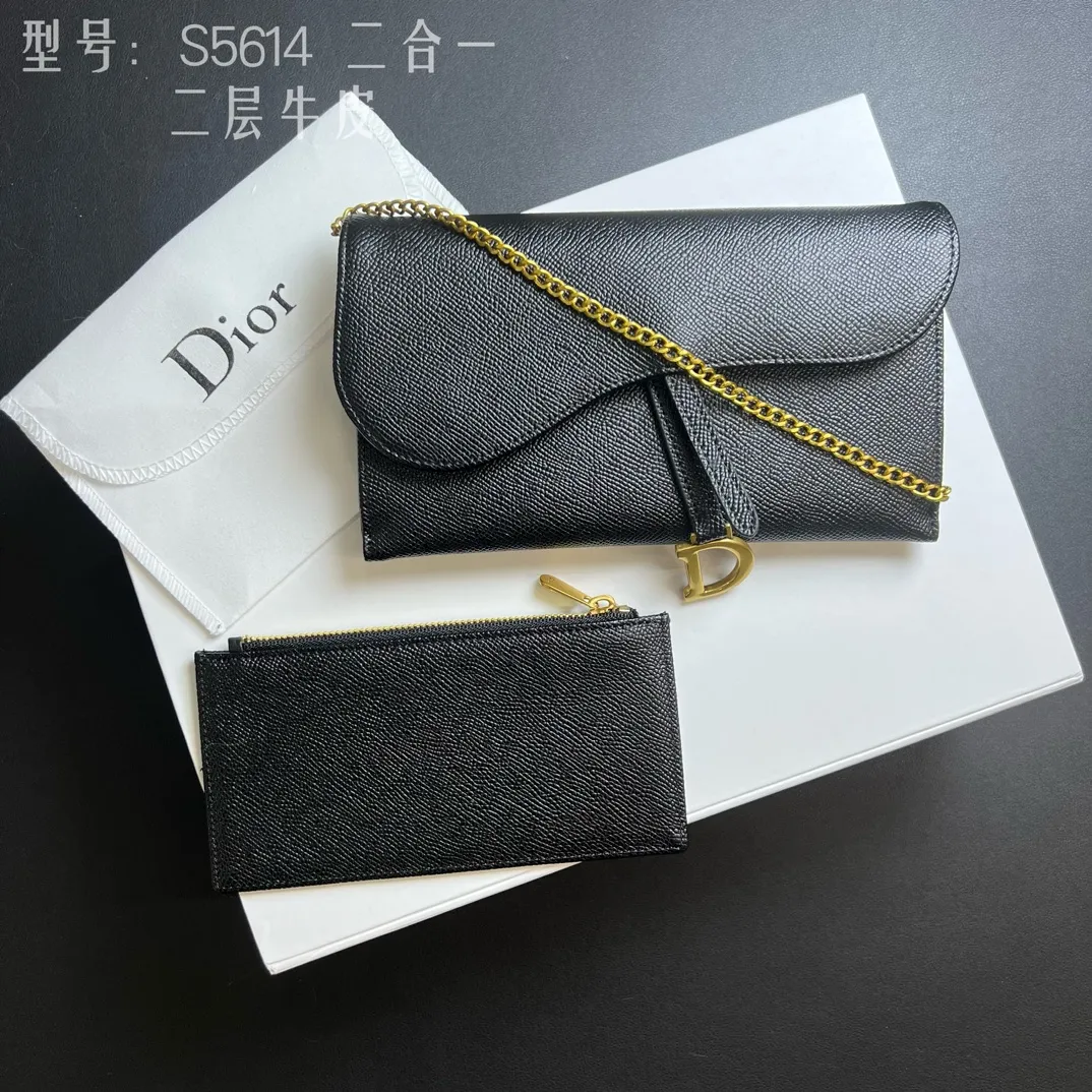 💰210 💎Top quality🇫🇷 Comes with gift box ❤️ Two-layer cowhide, non-transferable ‼ ️ Dior Saddle Woc two-in-one chain bag It’s time for the Dior series of bags. Everyone knows that I love small and exquisite bags. The DiorWoc small model has a really good capacity. It is small but can hold it very well. It can hold Iphone13 Pro Max!! It can also hold 6 card slots and three inner clips. There is also a small wallet that can hold change, sample items, lipstick, keys, and most importantly, I can hang it on one shoulder or diagonally when I go out. Style number: S5614CTZQ-M928 Size: 19X11X2.5 built-in pouch 16X9