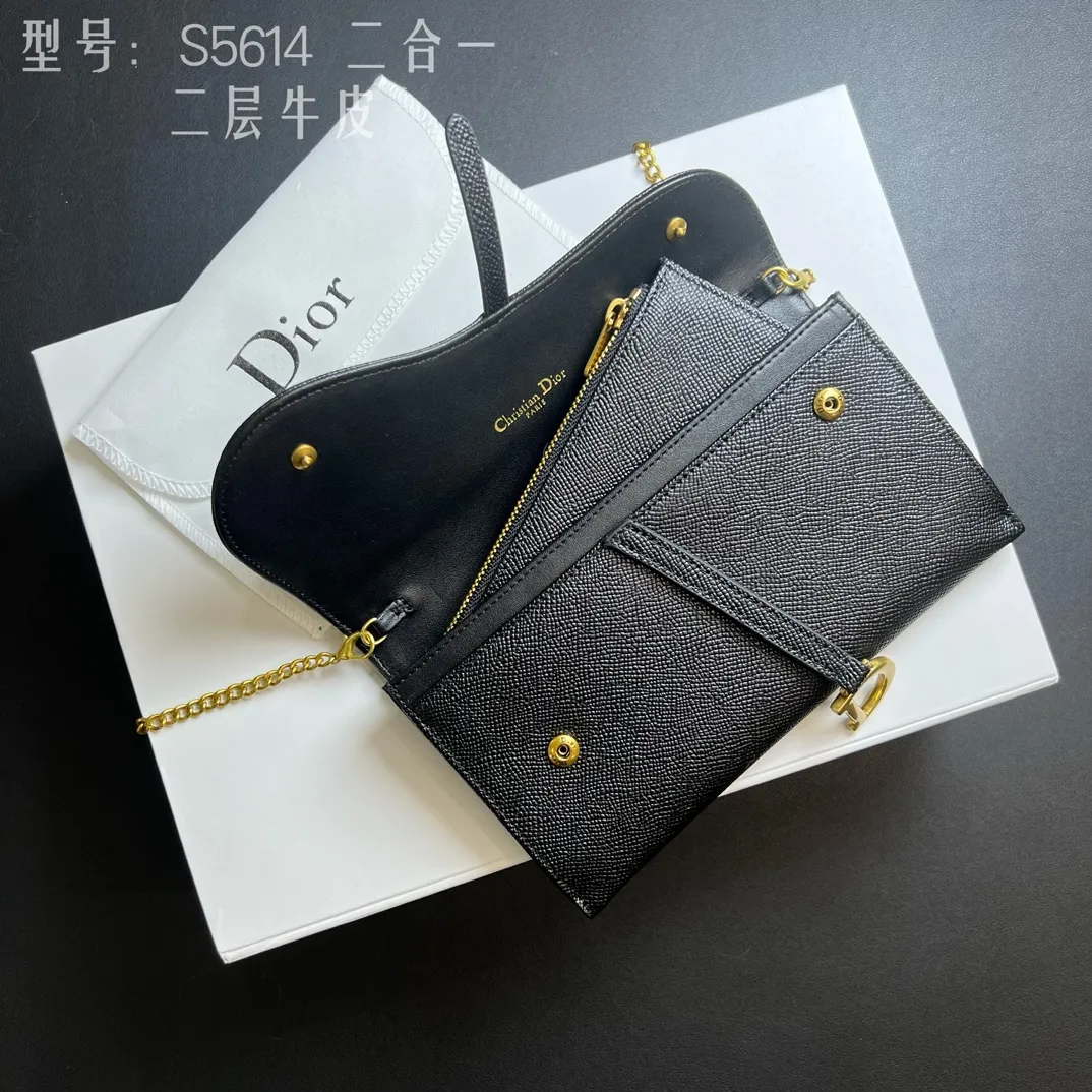 💰210 💎Top quality🇫🇷 Comes with gift box ❤️ Two-layer cowhide, non-transferable ‼ ️ Dior Saddle Woc two-in-one chain bag It’s time for the Dior series of bags. Everyone knows that I love small and exquisite bags. The DiorWoc small model has a really good capacity. It is small but can hold it very well. It can hold Iphone13 Pro Max!! It can also hold 6 card slots and three inner clips. There is also a small wallet that can hold change, sample items, lipstick, keys, and most importantly, I can hang it on one shoulder or diagonally when I go out. Style number: S5614CTZQ-M928 Size: 19X11X2.5 built-in pouch 16X9