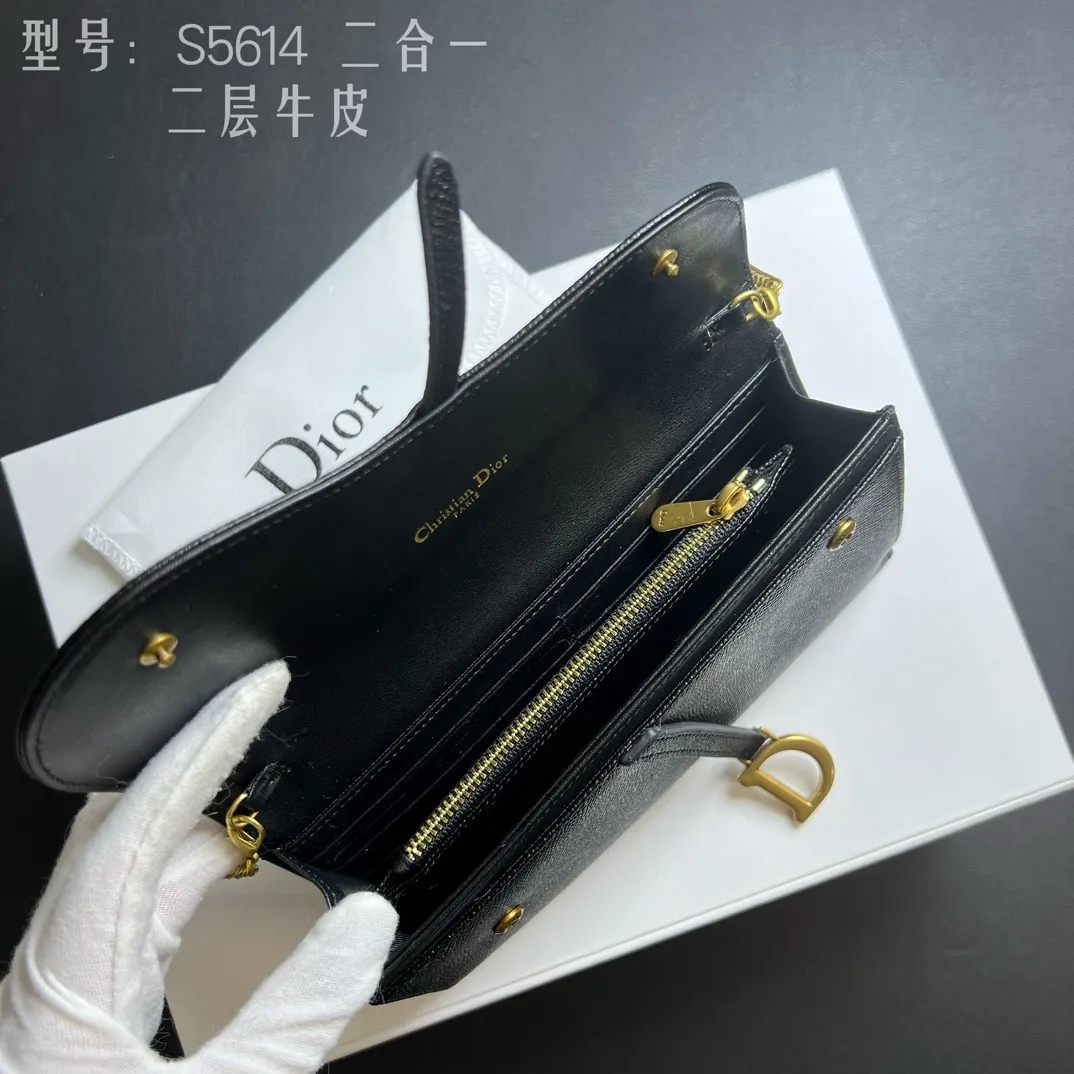 💰210 💎Top quality🇫🇷 Comes with gift box ❤️ Two-layer cowhide, non-transferable ‼ ️ Dior Saddle Woc two-in-one chain bag It’s time for the Dior series of bags. Everyone knows that I love small and exquisite bags. The DiorWoc small model has a really good capacity. It is small but can hold it very well. It can hold Iphone13 Pro Max!! It can also hold 6 card slots and three inner clips. There is also a small wallet that can hold change, sample items, lipstick, keys, and most importantly, I can hang it on one shoulder or diagonally when I go out. Style number: S5614CTZQ-M928 Size: 19X11X2.5 built-in pouch 16X9