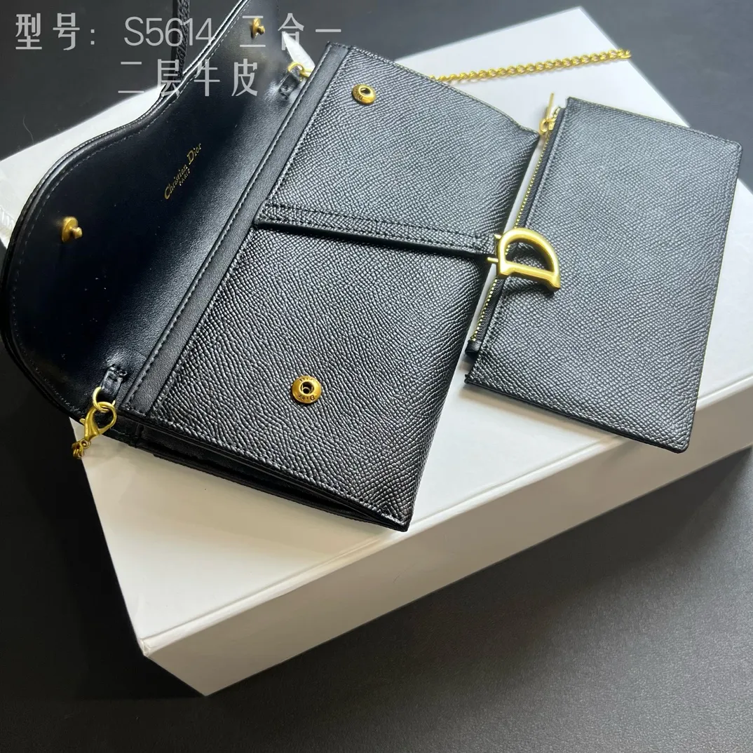 💰210 💎Top quality🇫🇷 Comes with gift box ❤️ Two-layer cowhide, non-transferable ‼ ️ Dior Saddle Woc two-in-one chain bag It’s time for the Dior series of bags. Everyone knows that I love small and exquisite bags. The DiorWoc small model has a really good capacity. It is small but can hold it very well. It can hold Iphone13 Pro Max!! It can also hold 6 card slots and three inner clips. There is also a small wallet that can hold change, sample items, lipstick, keys, and most importantly, I can hang it on one shoulder or diagonally when I go out. Style number: S5614CTZQ-M928 Size: 19X11X2.5 built-in pouch 16X9