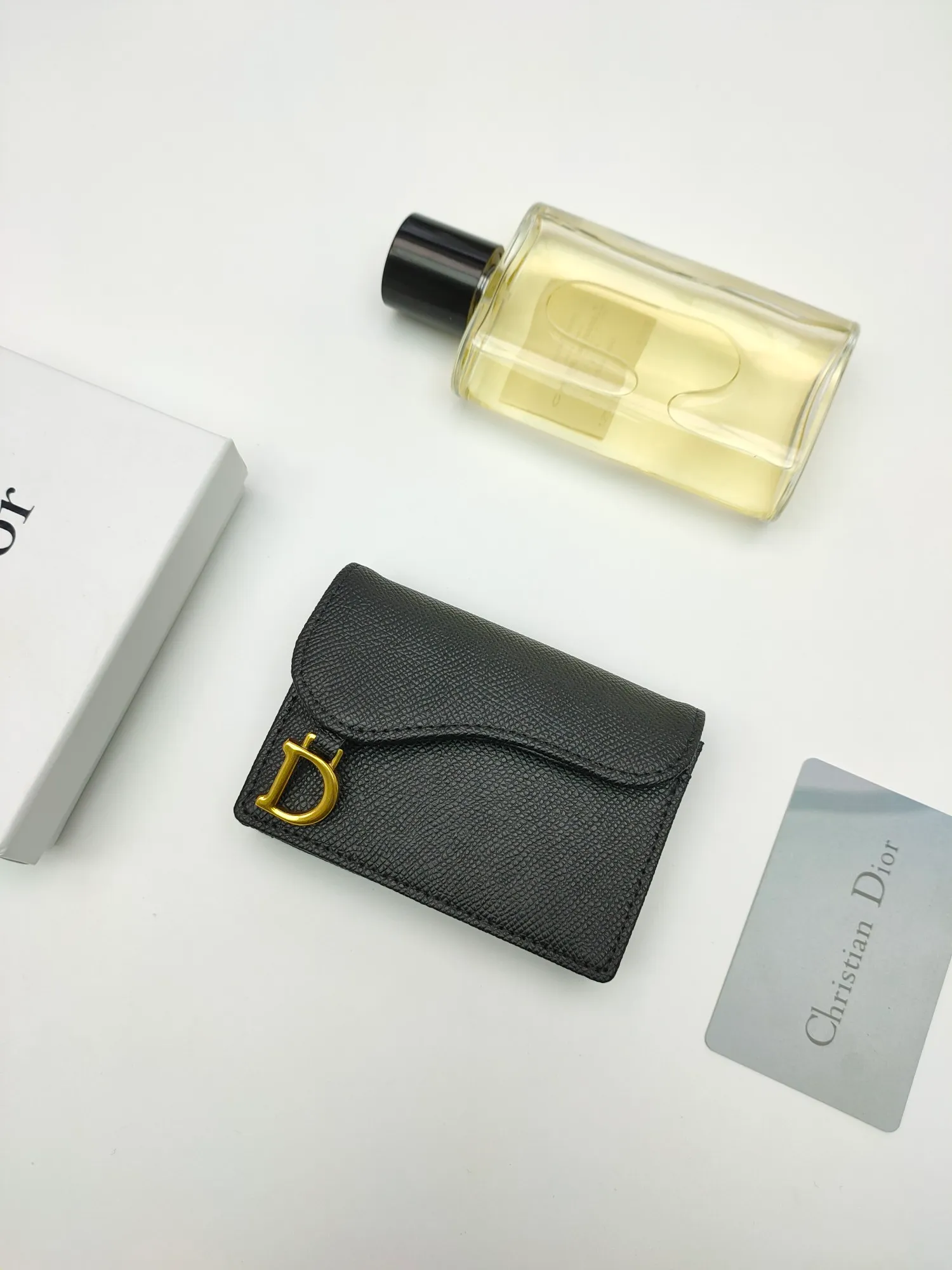 ￥120😍This Dior flip-top grained cowhide card holder is decorated with the D logo on the front flap, showing the iconic look of the Dior saddle series. A single main compartment with 2 card slots and 2 patch pockets highlights the multifunctional, compact and sophisticated design. Style number: S5611 Size: 11*7.5*2.5cm