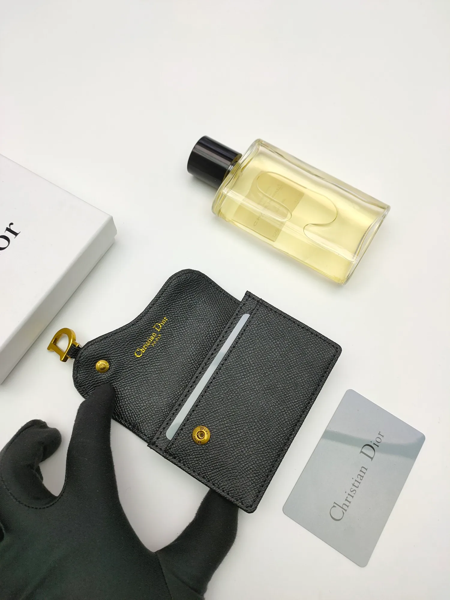 ￥120😍This Dior flip-top grained cowhide card holder is decorated with the D logo on the front flap, showing the iconic look of the Dior saddle series. A single main compartment with 2 card slots and 2 patch pockets highlights the multifunctional, compact and sophisticated design. Style number: S5611 Size: 11*7.5*2.5cm