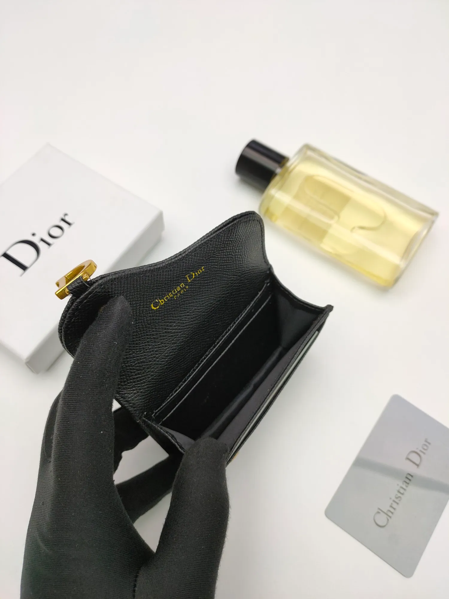 ￥120😍This Dior flip-top grained cowhide card holder is decorated with the D logo on the front flap, showing the iconic look of the Dior saddle series. A single main compartment with 2 card slots and 2 patch pockets highlights the multifunctional, compact and sophisticated design. Style number: S5611 Size: 11*7.5*2.5cm