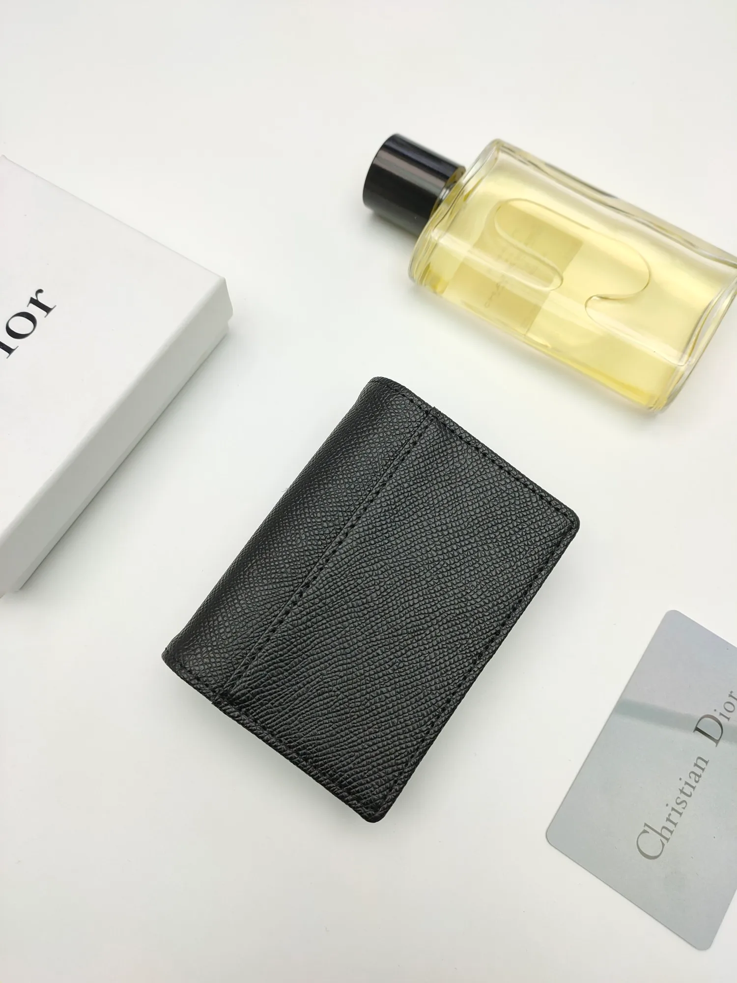 ￥120😍This Dior flip-top grained cowhide card holder is decorated with the D logo on the front flap, showing the iconic look of the Dior saddle series. A single main compartment with 2 card slots and 2 patch pockets highlights the multifunctional, compact and sophisticated design. Style number: S5611 Size: 11*7.5*2.5cm