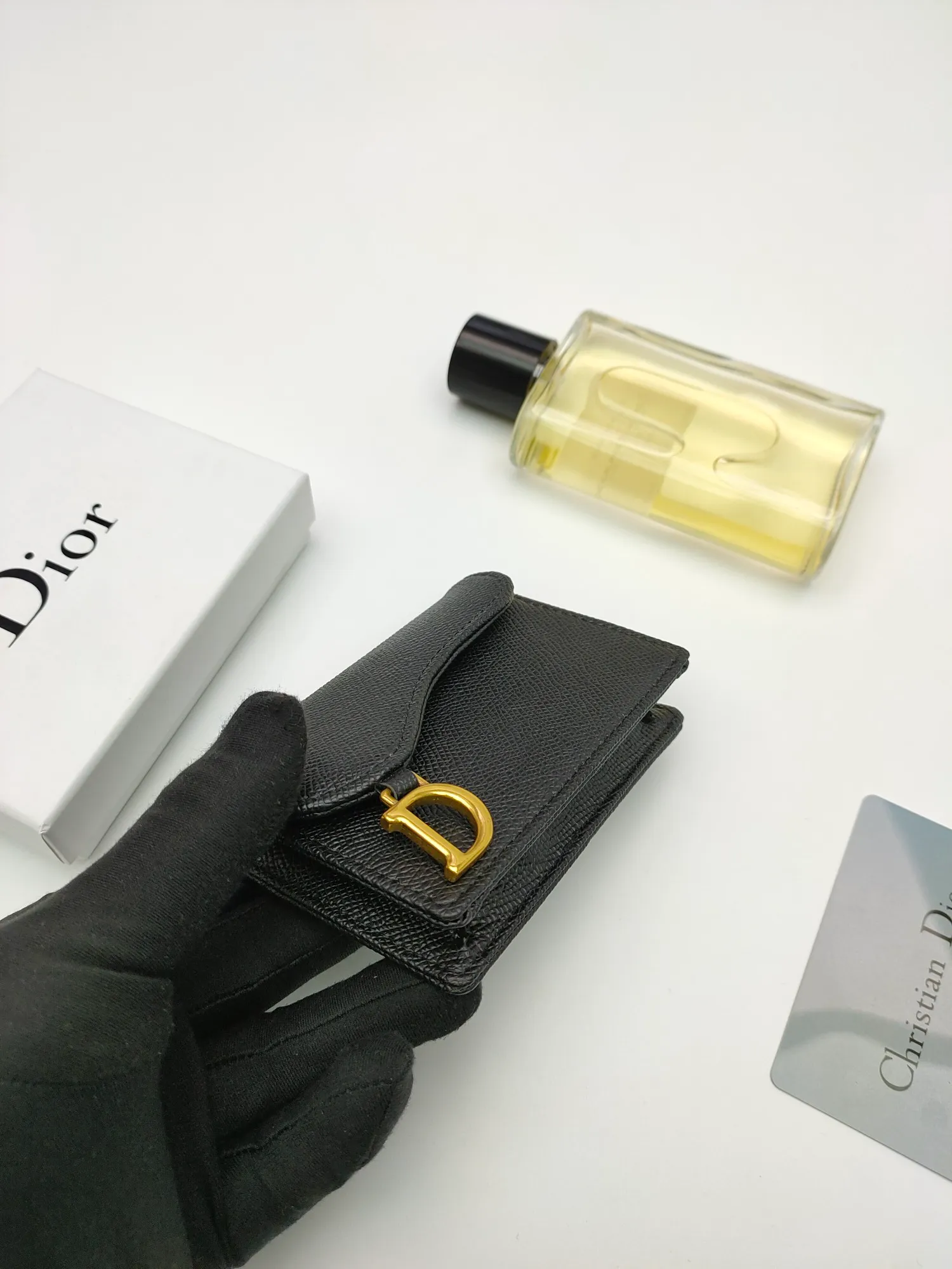 ￥120😍This Dior flip-top grained cowhide card holder is decorated with the D logo on the front flap, showing the iconic look of the Dior saddle series. A single main compartment with 2 card slots and 2 patch pockets highlights the multifunctional, compact and sophisticated design. Style number: S5611 Size: 11*7.5*2.5cm