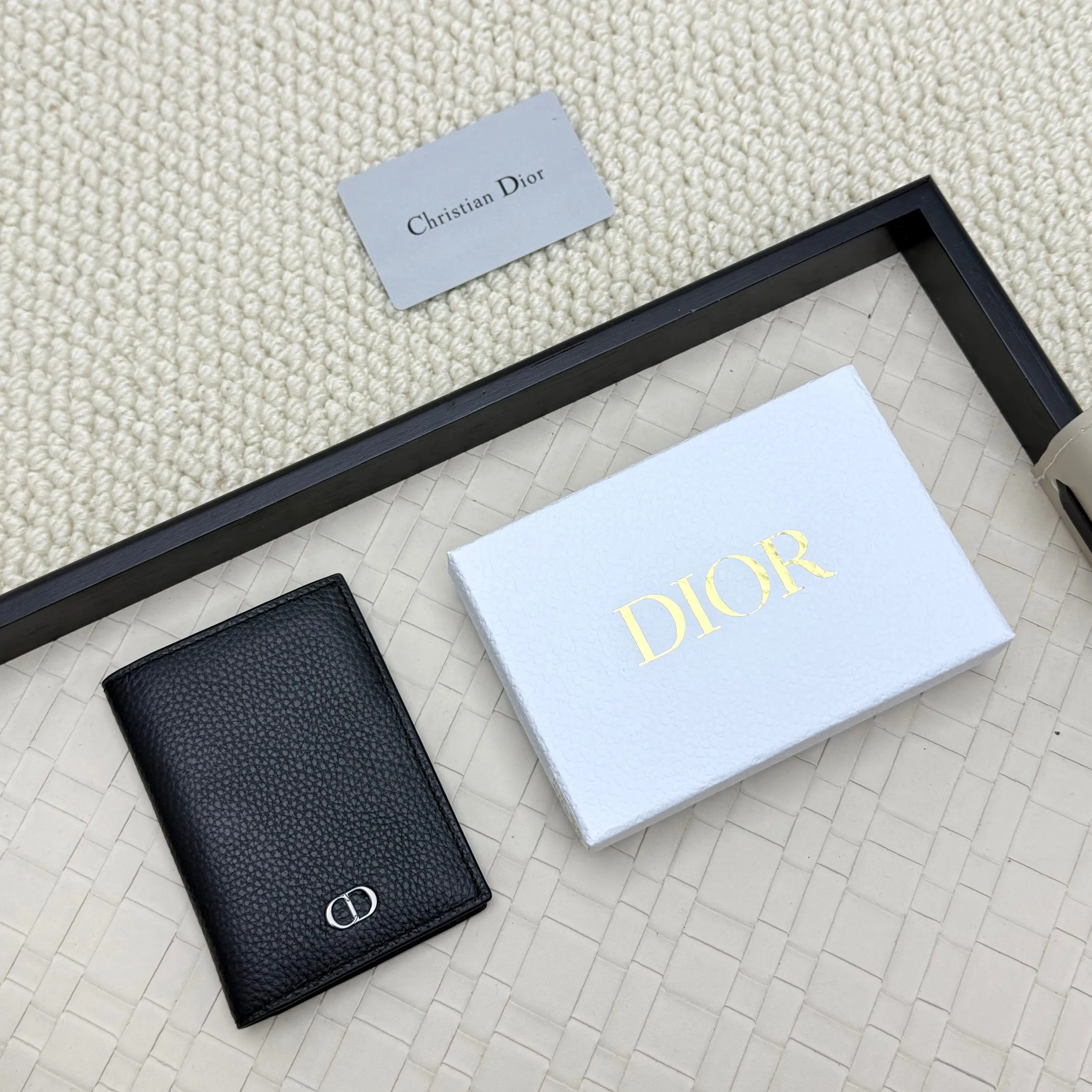 💰120💋Dior’s new bi-fold card holder is an elegant accessory that showcases Dior’s exquisite craftsmanship. Crafted from black inlaid grained calfskin, this card holder is detailed with beige and black Oblique print fabric details that accentuate the classic saddle silhouette. There are three card slots on each side and two compartments for storing bills and cash. Elegantly styled with a metal-clad brass Dior signature on the front, it fits easily into any pocket. Style number: H138 Size: 8.2*11.2cm