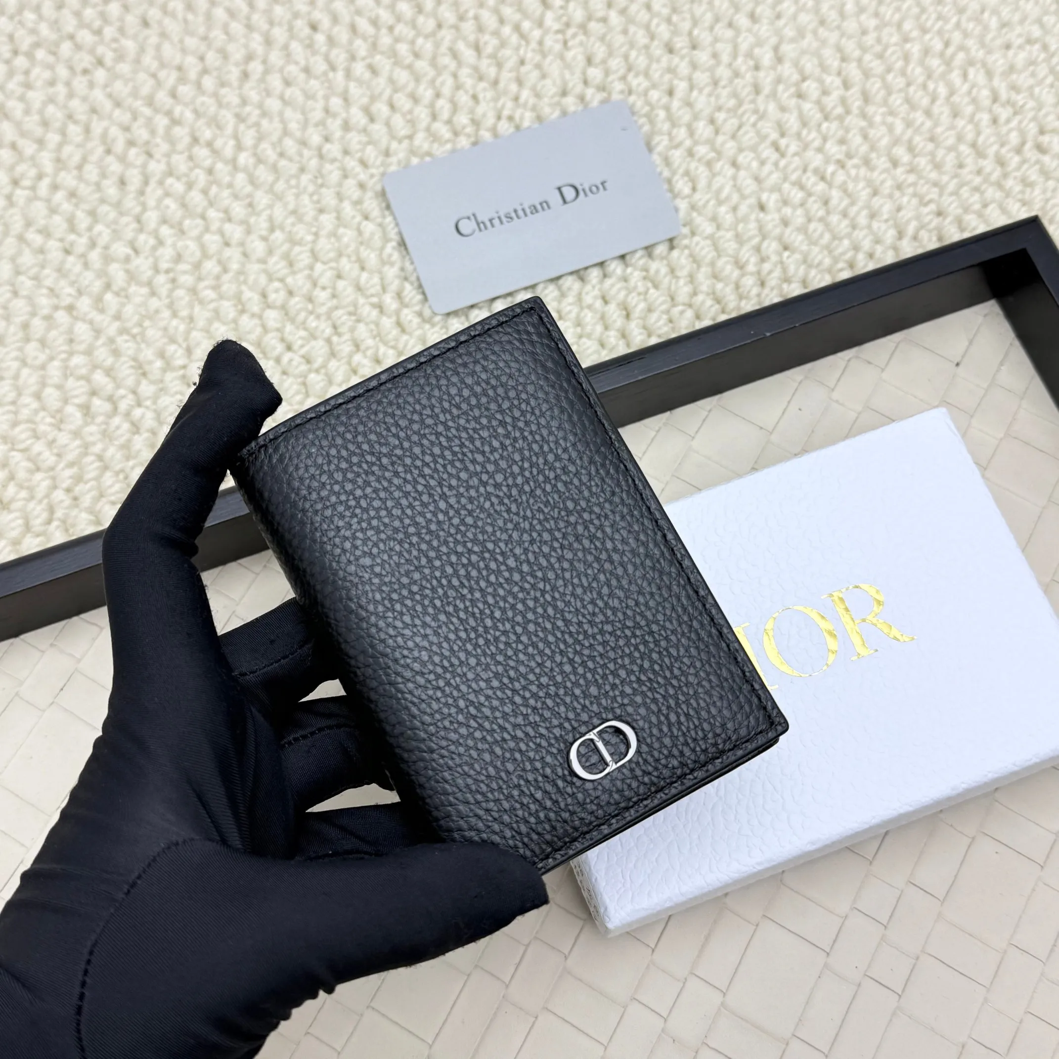 💰120💋Dior’s new bi-fold card holder is an elegant accessory that showcases Dior’s exquisite craftsmanship. Crafted from black inlaid grained calfskin, this card holder is detailed with beige and black Oblique print fabric details that accentuate the classic saddle silhouette. There are three card slots on each side and two compartments for storing bills and cash. Elegantly styled with a metal-clad brass Dior signature on the front, it fits easily into any pocket. Style number: H138 Size: 8.2*11.2cm