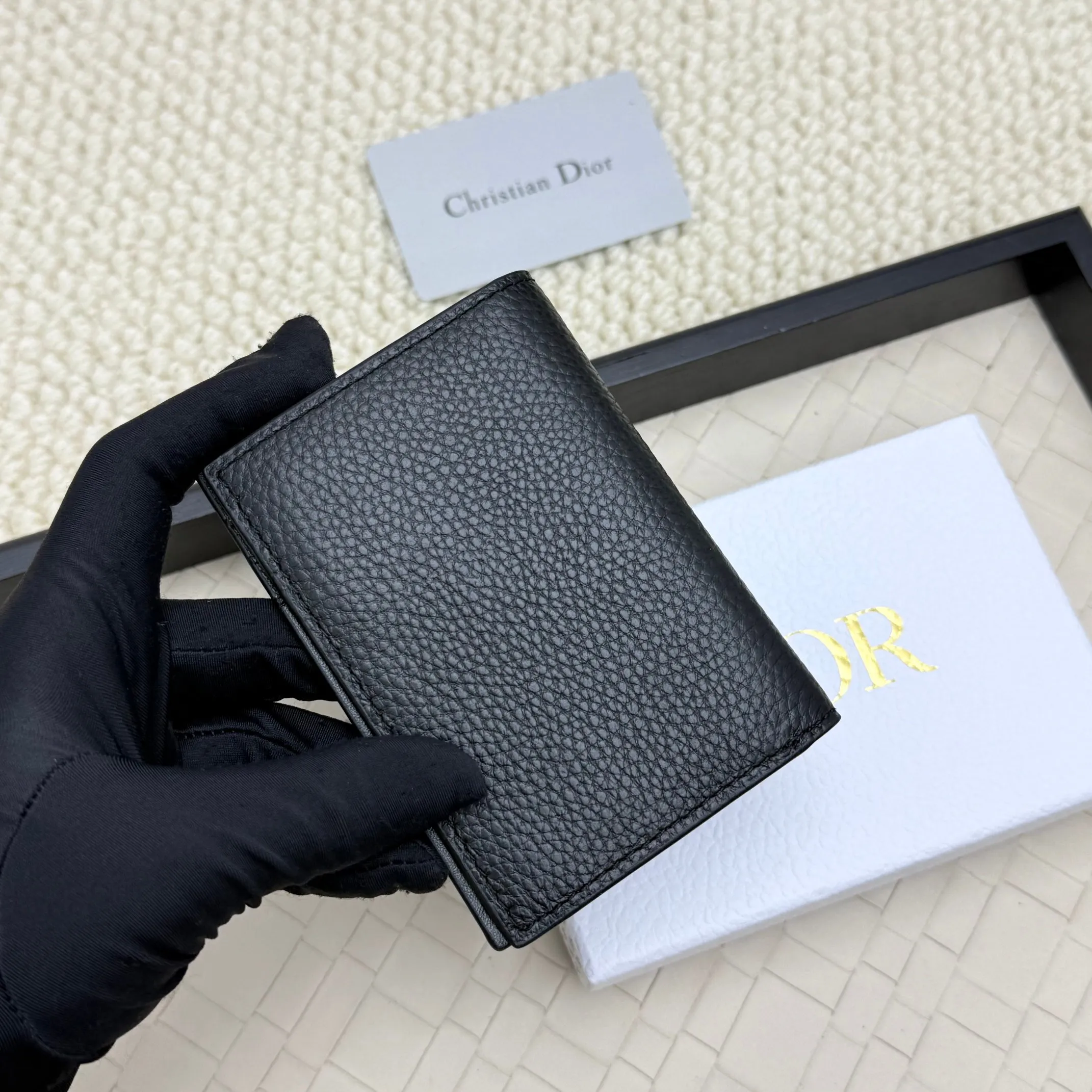 💰120💋Dior’s new bi-fold card holder is an elegant accessory that showcases Dior’s exquisite craftsmanship. Crafted from black inlaid grained calfskin, this card holder is detailed with beige and black Oblique print fabric details that accentuate the classic saddle silhouette. There are three card slots on each side and two compartments for storing bills and cash. Elegantly styled with a metal-clad brass Dior signature on the front, it fits easily into any pocket. Style number: H138 Size: 8.2*11.2cm