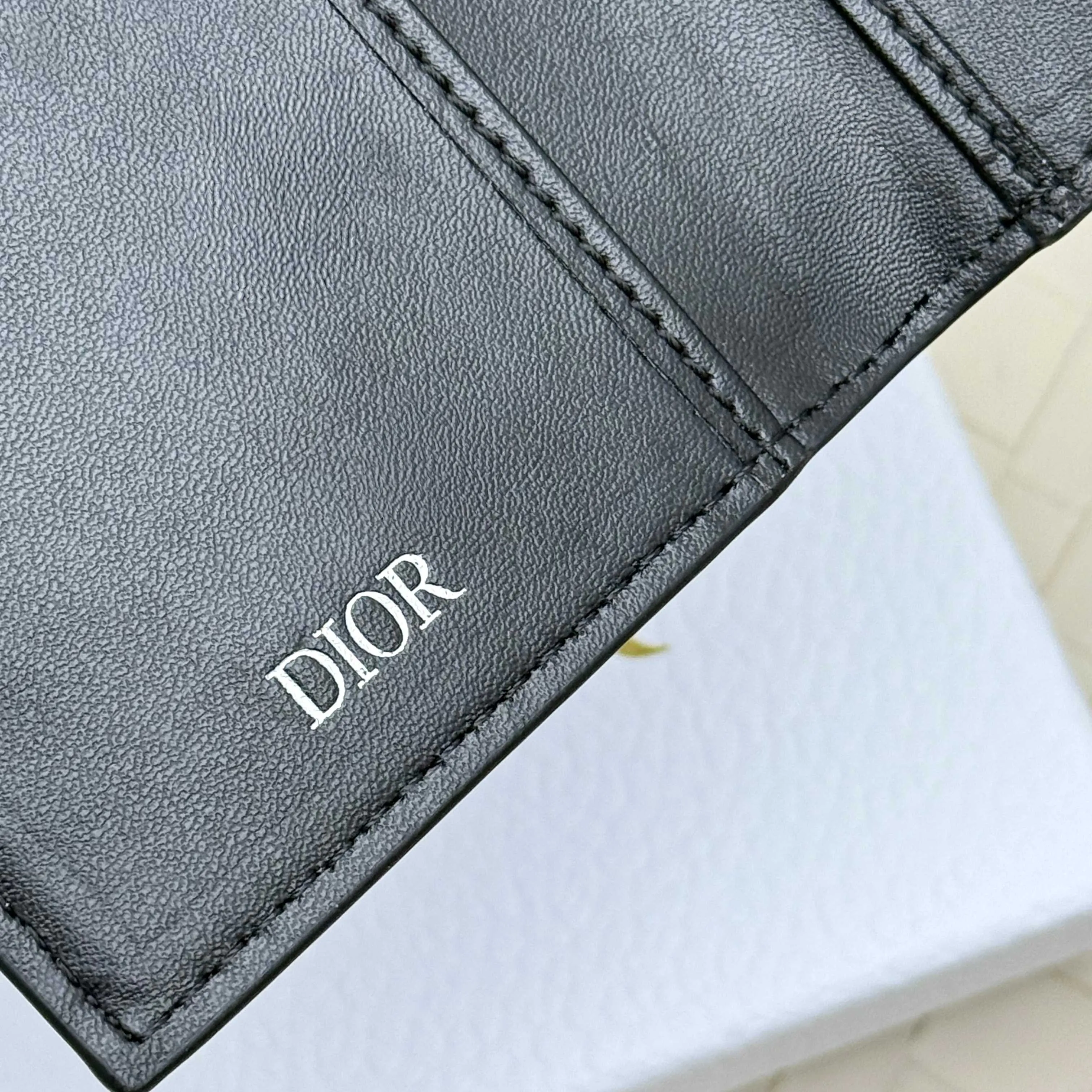 💰120💋Dior’s new bi-fold card holder is an elegant accessory that showcases Dior’s exquisite craftsmanship. Crafted from black inlaid grained calfskin, this card holder is detailed with beige and black Oblique print fabric details that accentuate the classic saddle silhouette. There are three card slots on each side and two compartments for storing bills and cash. Elegantly styled with a metal-clad brass Dior signature on the front, it fits easily into any pocket. Style number: H138 Size: 8.2*11.2cm