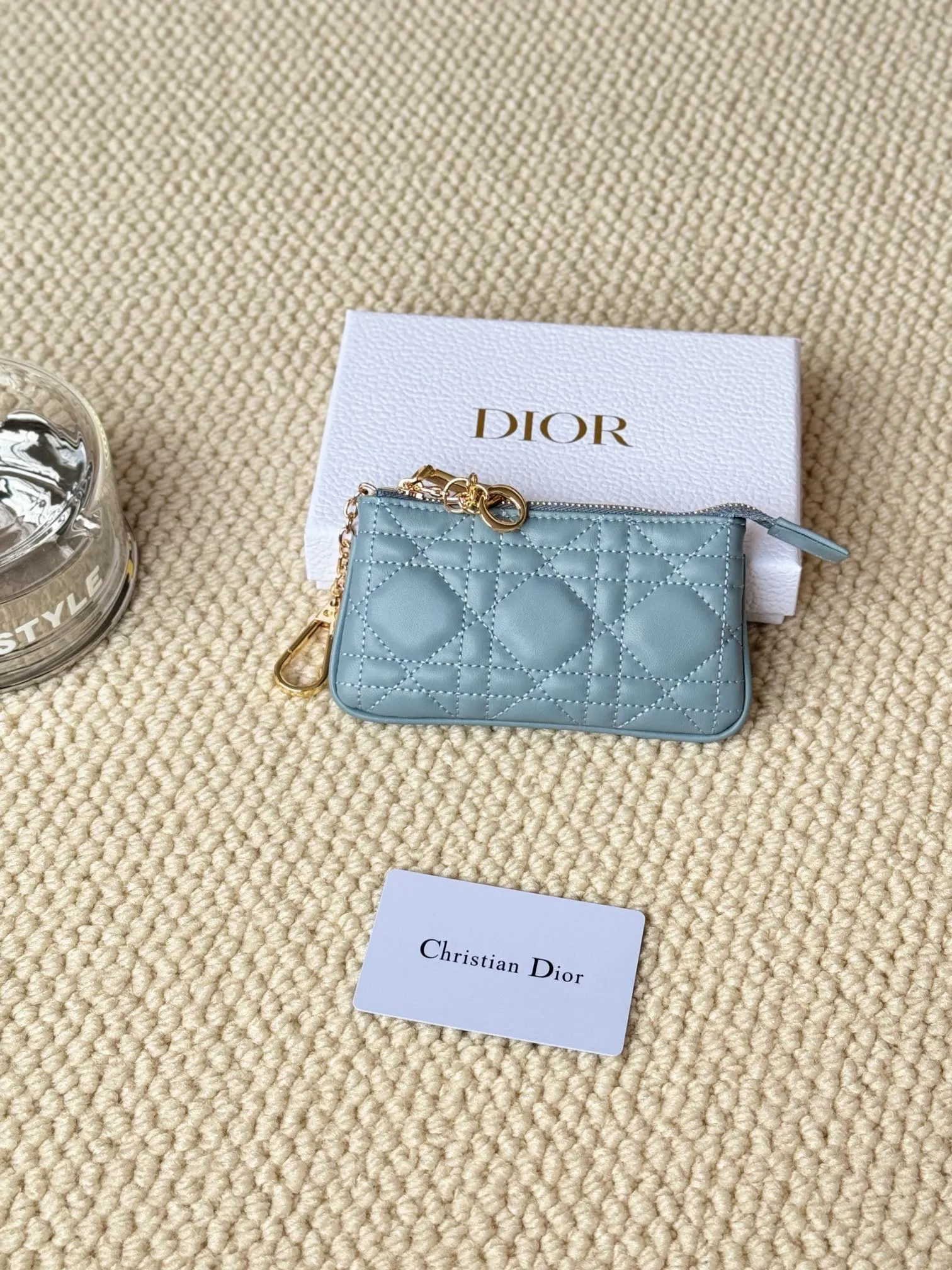 💰150 lambskin makes a zippered coin purse and key bag. Small, cute and mini. Size: 14.5*7.6cm Model: S0972UWHC_M30G This Dior Caro card holder is elegant and practical. Made of soft lambskin, carefully crafted and decorated with cannage pattern topstitching. Coin purse and key case 🔑 Compact and practical, unique and can store various daily necessities, suitable for various occasions.