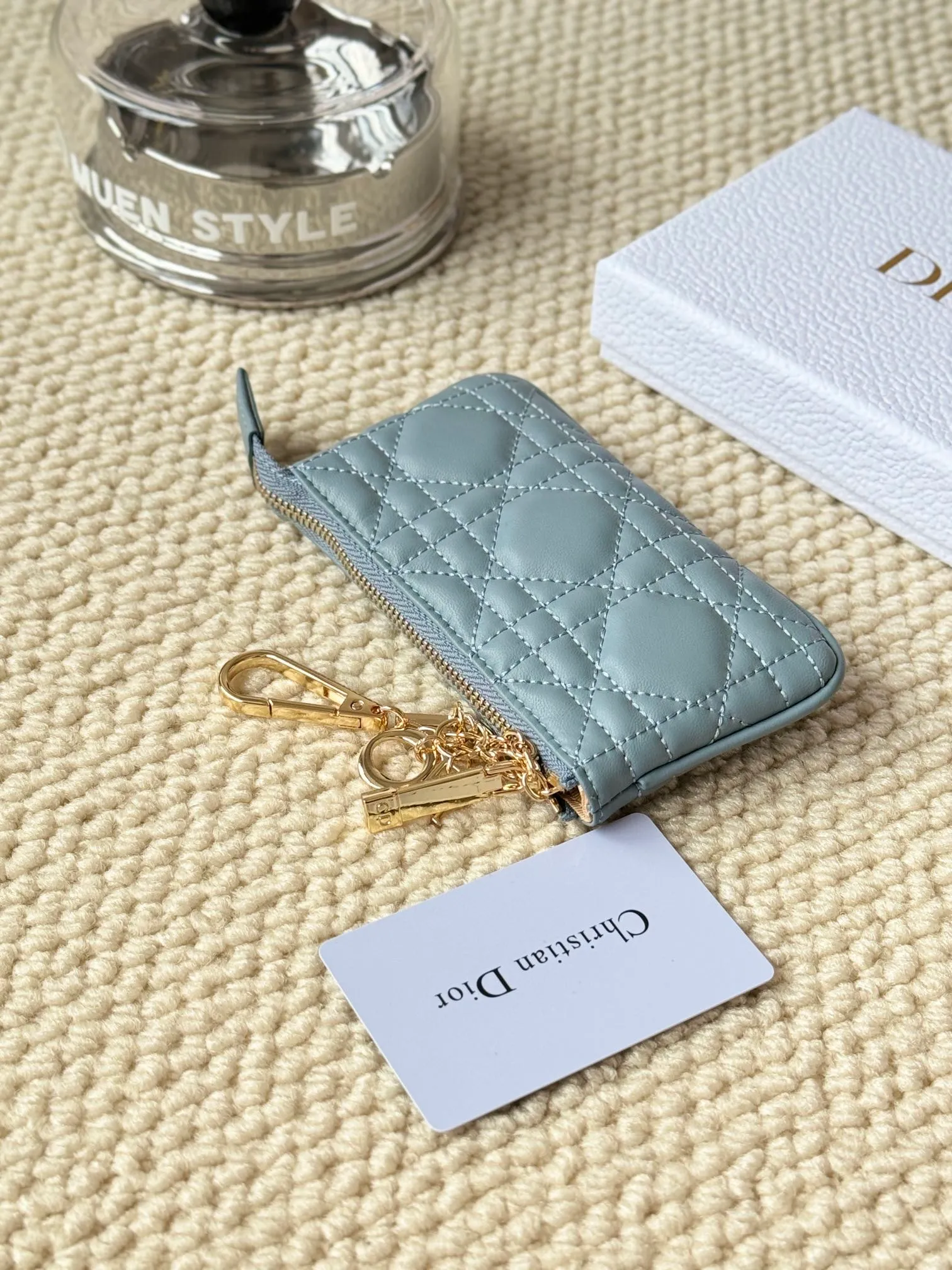 💰150 lambskin makes a zippered coin purse and key bag. Small, cute and mini. Size: 14.5*7.6cm Model: S0972UWHC_M30G This Dior Caro card holder is elegant and practical. Made of soft lambskin, carefully crafted and decorated with cannage pattern topstitching. Coin purse and key case 🔑 Compact and practical, unique and can store various daily necessities, suitable for various occasions.