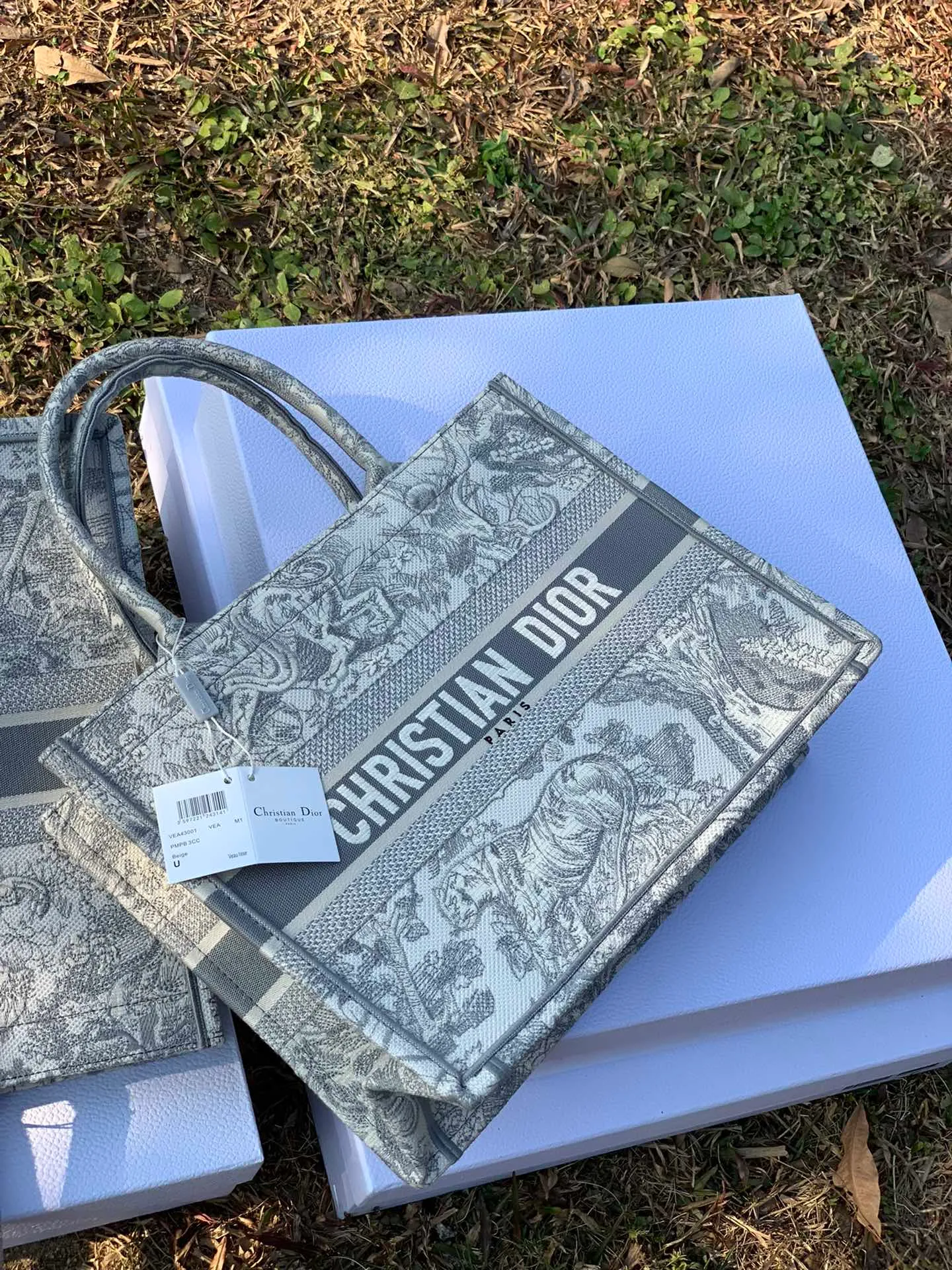 Top upgraded version 💰1500 Size 36.5 x 28 x 17.5 cm Small size Out of stock at counters! Really, this is a beautiful bag that so many people are clamoring for in the circle of friends even without the above picture! One of my recent highlights, the quality is really perfect! Impeccable workmanship! I really like the aura when he wears it on his back. No other bag has this iconic upper body effect! Non-original fabrics are not produced by the manufacturer, and those who understand us will understand! Just carry it to the counter in a calm manner!