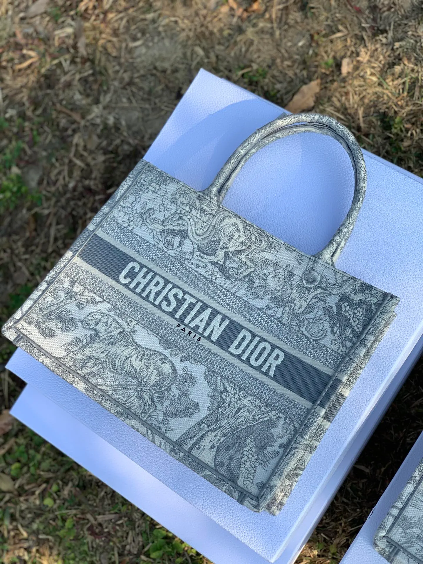 Top upgraded version 💰1500 Size 36.5 x 28 x 17.5 cm Small size Out of stock at counters! Really, this is a beautiful bag that so many people are clamoring for in the circle of friends even without the above picture! One of my recent highlights, the quality is really perfect! Impeccable workmanship! I really like the aura when he wears it on his back. No other bag has this iconic upper body effect! Non-original fabrics are not produced by the manufacturer, and those who understand us will understand! Just carry it to the counter in a calm manner!