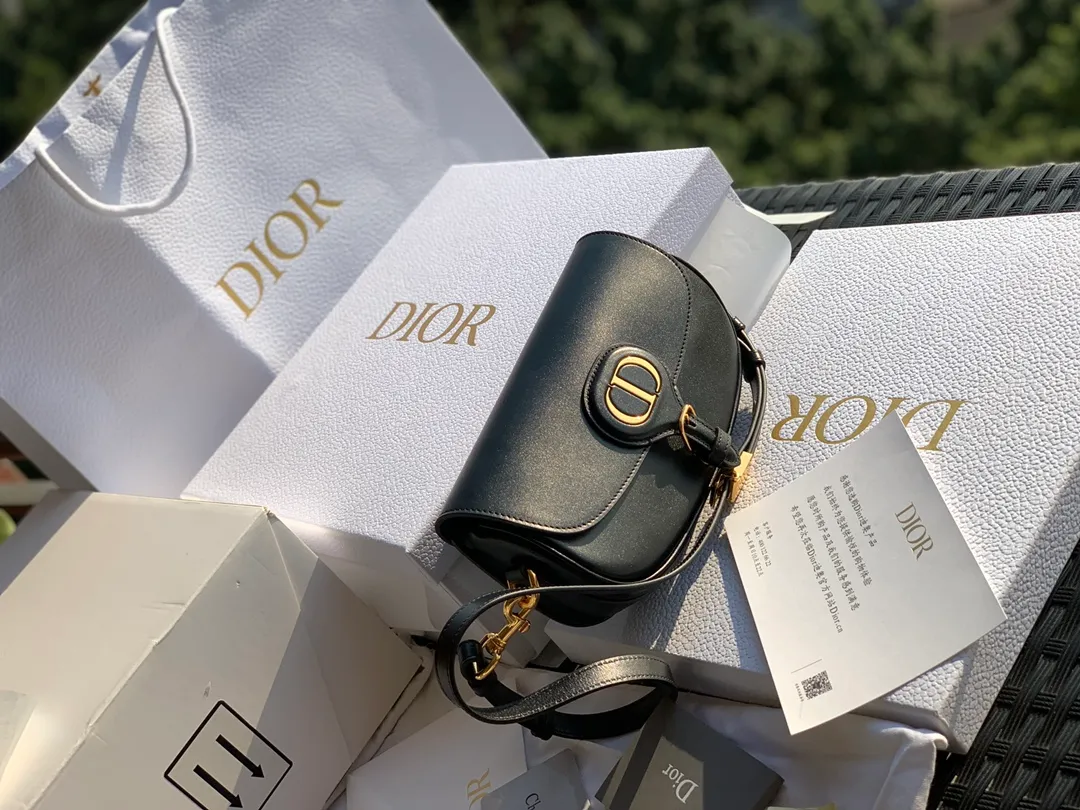 ❗️❗️❗️Free shipping with SF Express for year-end events❗️❗️❗️💰1560 Size: 22 x 13 x 5 CM Black When I saw the real thing, I was fascinated for a second! After looking at Weibo and the official website, I realized that this bag is the latest flagship product of the D family. Using the word "treasure" to describe this bag is our best understanding of it! The texture and design are truly excellent! The leather, texture, and craftsmanship are all priced at RMB 2,000 to RMB 3,000 when sold outside, through overseas import channels! The counters are what they are, and any comparison is supported!