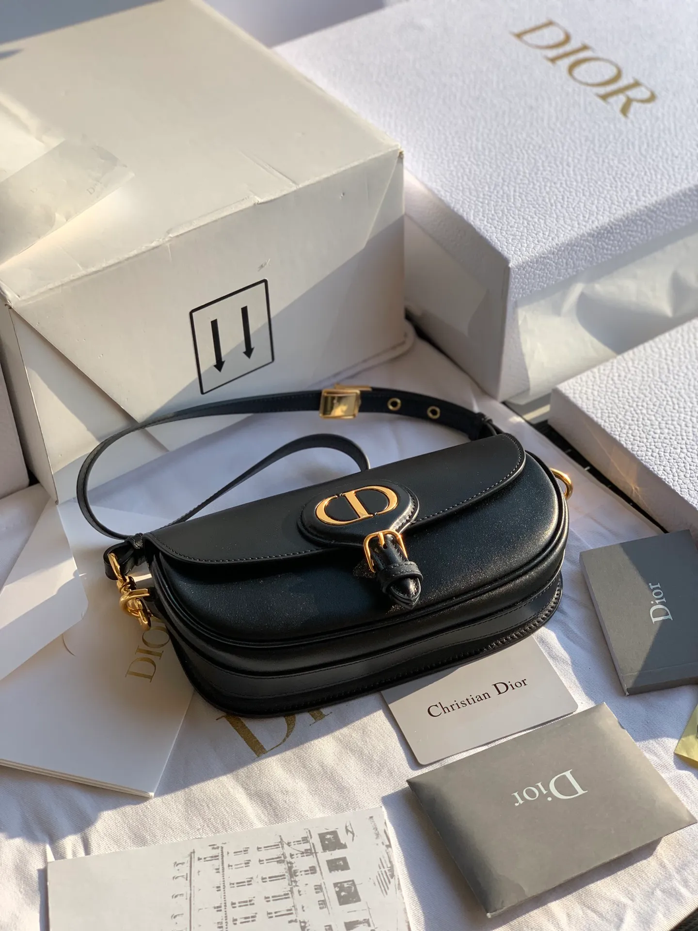 ❗️❗️❗️Free shipping with SF Express for year-end events❗️❗️❗️💰1560 Size: 22 x 13 x 5 CM Black When I saw the real thing, I was fascinated for a second! After looking at Weibo and the official website, I realized that this bag is the latest flagship product of the D family. Using the word "treasure" to describe this bag is our best understanding of it! The texture and design are truly excellent! The leather, texture, and craftsmanship are all priced at RMB 2,000 to RMB 3,000 when sold outside, through overseas import channels! The counters are what they are, and any comparison is supported!
