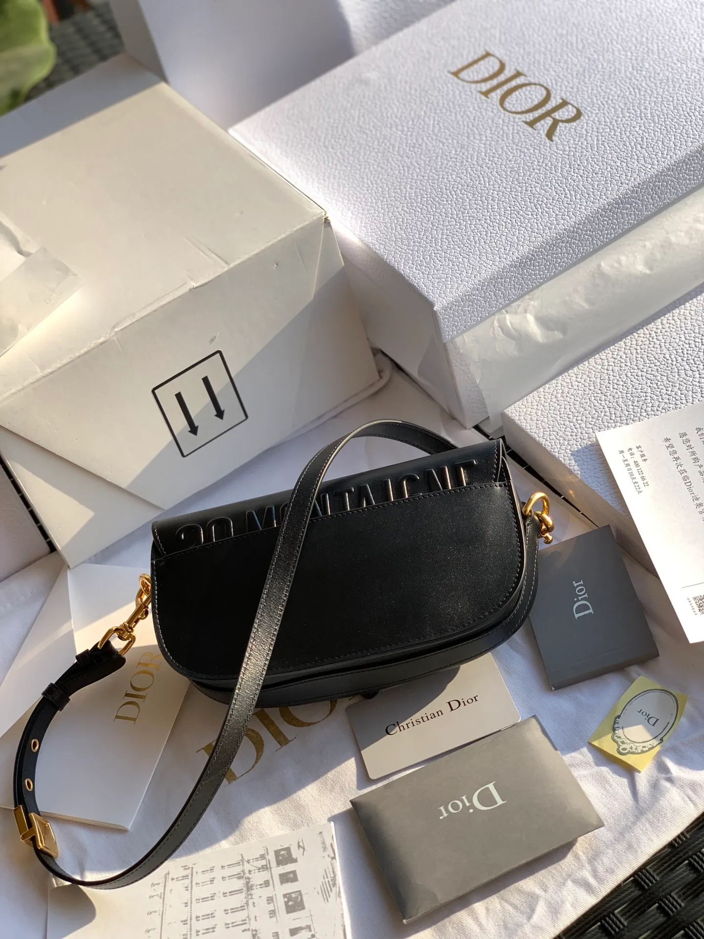 ❗️❗️❗️Free shipping with SF Express for year-end events❗️❗️❗️💰1560 Size: 22 x 13 x 5 CM Black When I saw the real thing, I was fascinated for a second! After looking at Weibo and the official website, I realized that this bag is the latest flagship product of the D family. Using the word "treasure" to describe this bag is our best understanding of it! The texture and design are truly excellent! The leather, texture, and craftsmanship are all priced at RMB 2,000 to RMB 3,000 when sold outside, through overseas import channels! The counters are what they are, and any comparison is supported!