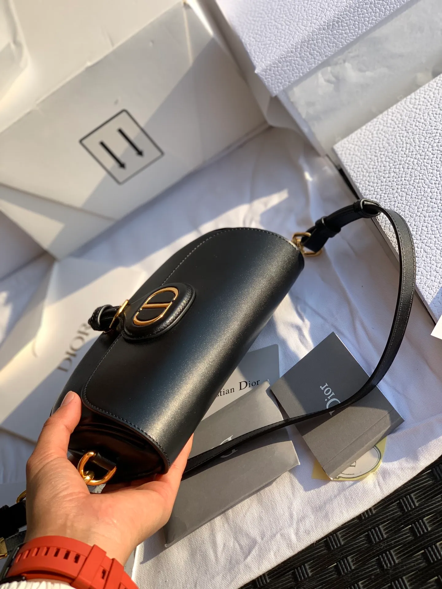 ❗️❗️❗️Free shipping with SF Express for year-end events❗️❗️❗️💰1560 Size: 22 x 13 x 5 CM Black When I saw the real thing, I was fascinated for a second! After looking at Weibo and the official website, I realized that this bag is the latest flagship product of the D family. Using the word "treasure" to describe this bag is our best understanding of it! The texture and design are truly excellent! The leather, texture, and craftsmanship are all priced at RMB 2,000 to RMB 3,000 when sold outside, through overseas import channels! The counters are what they are, and any comparison is supported!