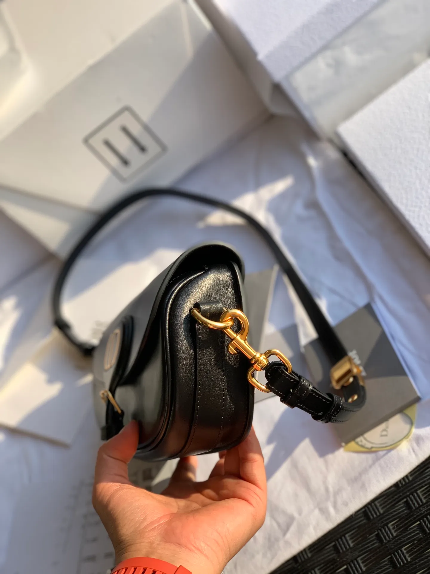 ❗️❗️❗️Free shipping with SF Express for year-end events❗️❗️❗️💰1560 Size: 22 x 13 x 5 CM Black When I saw the real thing, I was fascinated for a second! After looking at Weibo and the official website, I realized that this bag is the latest flagship product of the D family. Using the word "treasure" to describe this bag is our best understanding of it! The texture and design are truly excellent! The leather, texture, and craftsmanship are all priced at RMB 2,000 to RMB 3,000 when sold outside, through overseas import channels! The counters are what they are, and any comparison is supported!
