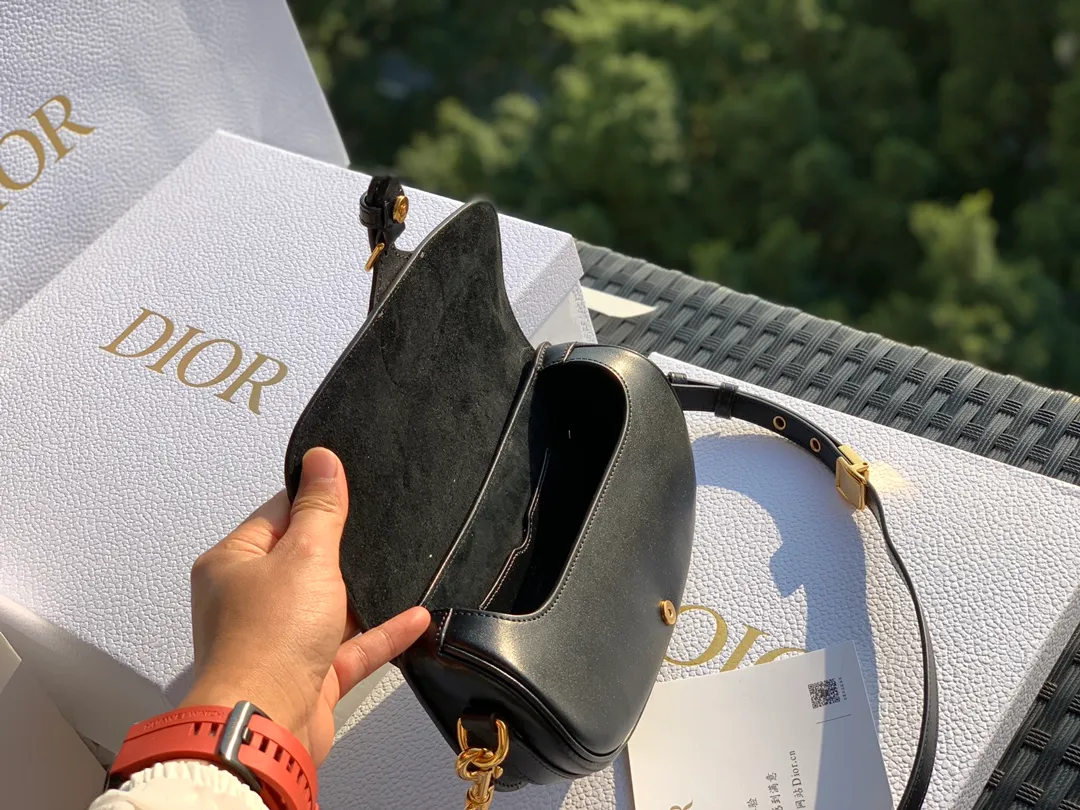 ❗️❗️❗️Free shipping with SF Express for year-end events❗️❗️❗️💰1560 Size: 22 x 13 x 5 CM Black When I saw the real thing, I was fascinated for a second! After looking at Weibo and the official website, I realized that this bag is the latest flagship product of the D family. Using the word "treasure" to describe this bag is our best understanding of it! The texture and design are truly excellent! The leather, texture, and craftsmanship are all priced at RMB 2,000 to RMB 3,000 when sold outside, through overseas import channels! The counters are what they are, and any comparison is supported!