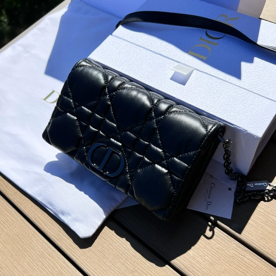 Top upgraded version 💰1760 Size: 19.5×11×6.5cm Dior’s overseas channel resources exclusively offer Caro chain handbags ❗️This season’s new Dior Caro chain handbags demonstrate the spirit of dior’s haute couture with practical design. Crafted from cream-black cow leather, it's decorated with a distinctive oversized cannage pattern with a quilted effect. The flap is embellished with an antique gold-finish metal "CD" logo, and interior compartments hold a variety of daily essentials. The detachable leather and CD link shoulder strap can be wrapped around the flap, and the detachable chain-stitched leather shoulder strap makes it easy to carry by hand, shoulder or cross-body, making it an ideal everyday piece.