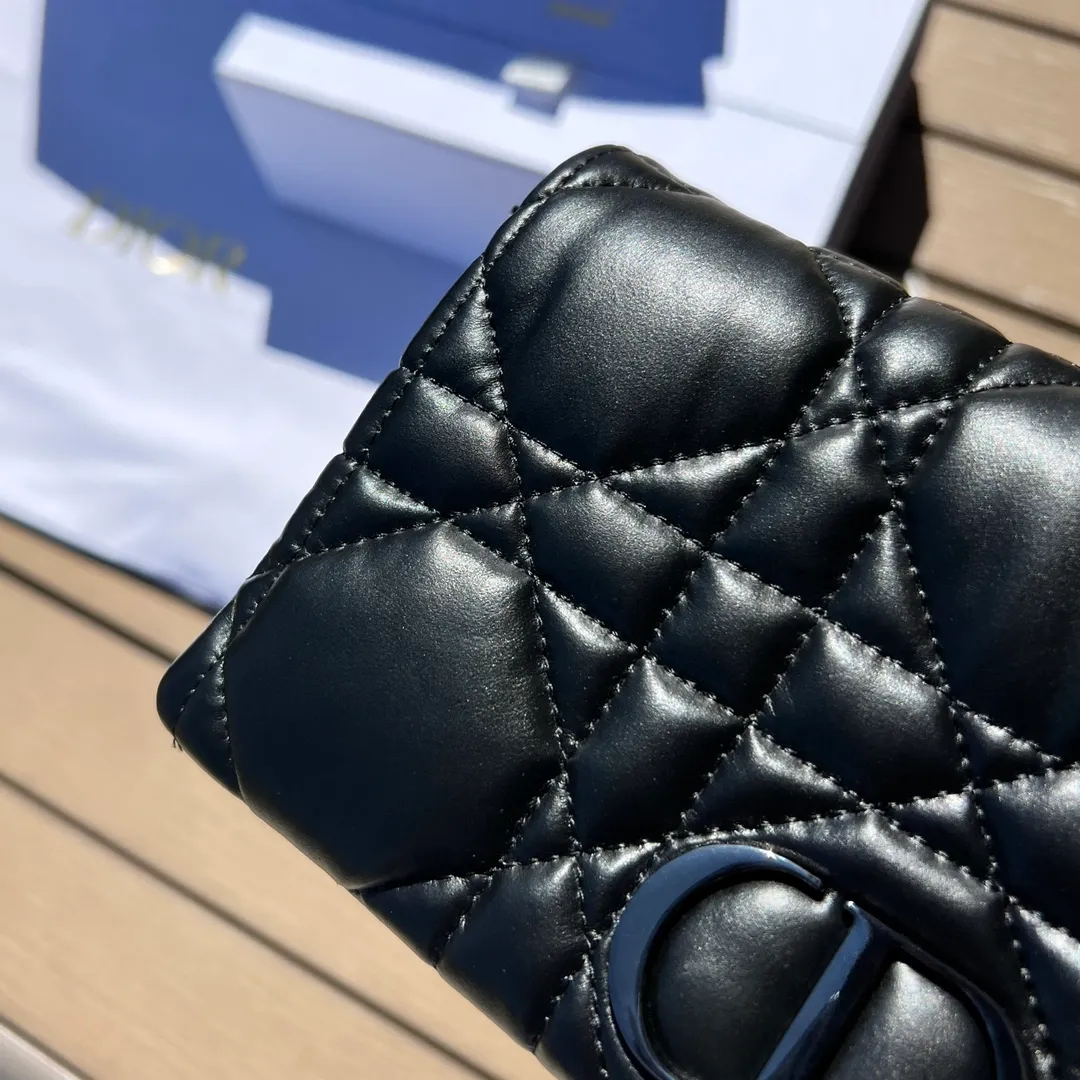 Top upgraded version 💰1760 Size: 19.5×11×6.5cm Dior’s overseas channel resources exclusively offer Caro chain handbags ❗️This season’s new Dior Caro chain handbags demonstrate the spirit of dior’s haute couture with practical design. Crafted from cream-black cow leather, it's decorated with a distinctive oversized cannage pattern with a quilted effect. The flap is embellished with an antique gold-finish metal "CD" logo, and interior compartments hold a variety of daily essentials. The detachable leather and CD link shoulder strap can be wrapped around the flap, and the detachable chain-stitched leather shoulder strap makes it easy to carry by hand, shoulder or cross-body, making it an ideal everyday piece.