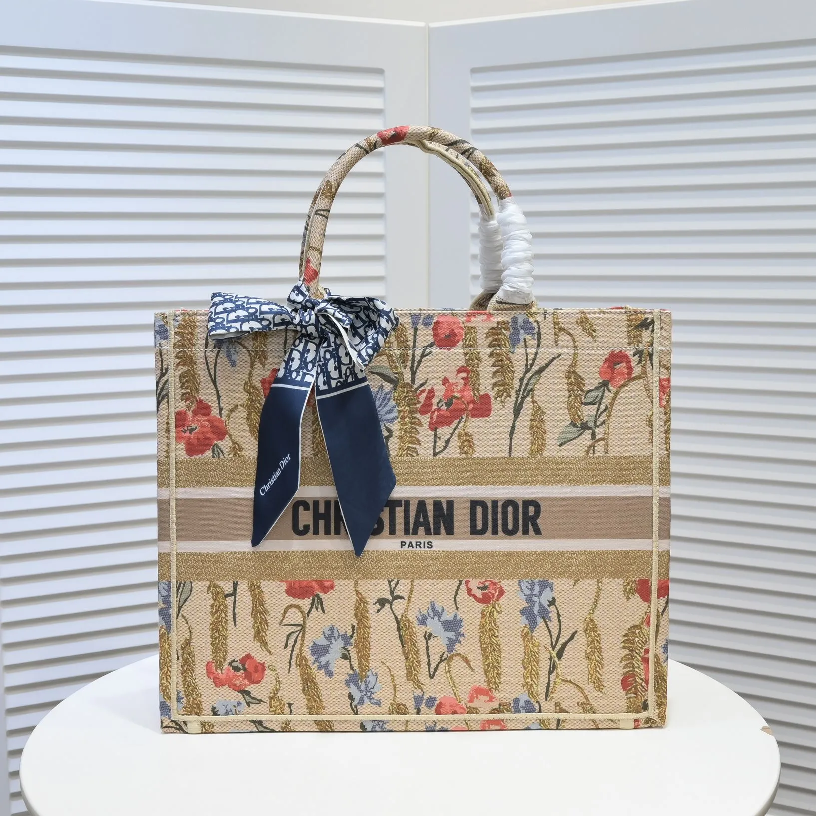 💰360￥With silk scarf, large size🔥 embroidered edge🔜Dior new shopping bag at Dior counter! Counters are updated simultaneously! Limited edition of the same style as the stars! Super stylish! Imported fabric👍high-end quality! You can go in and out of the counters at will without any pressure! The first choice for going out with super large capacity👍 Model: 8033 Size: 41*14*32cm