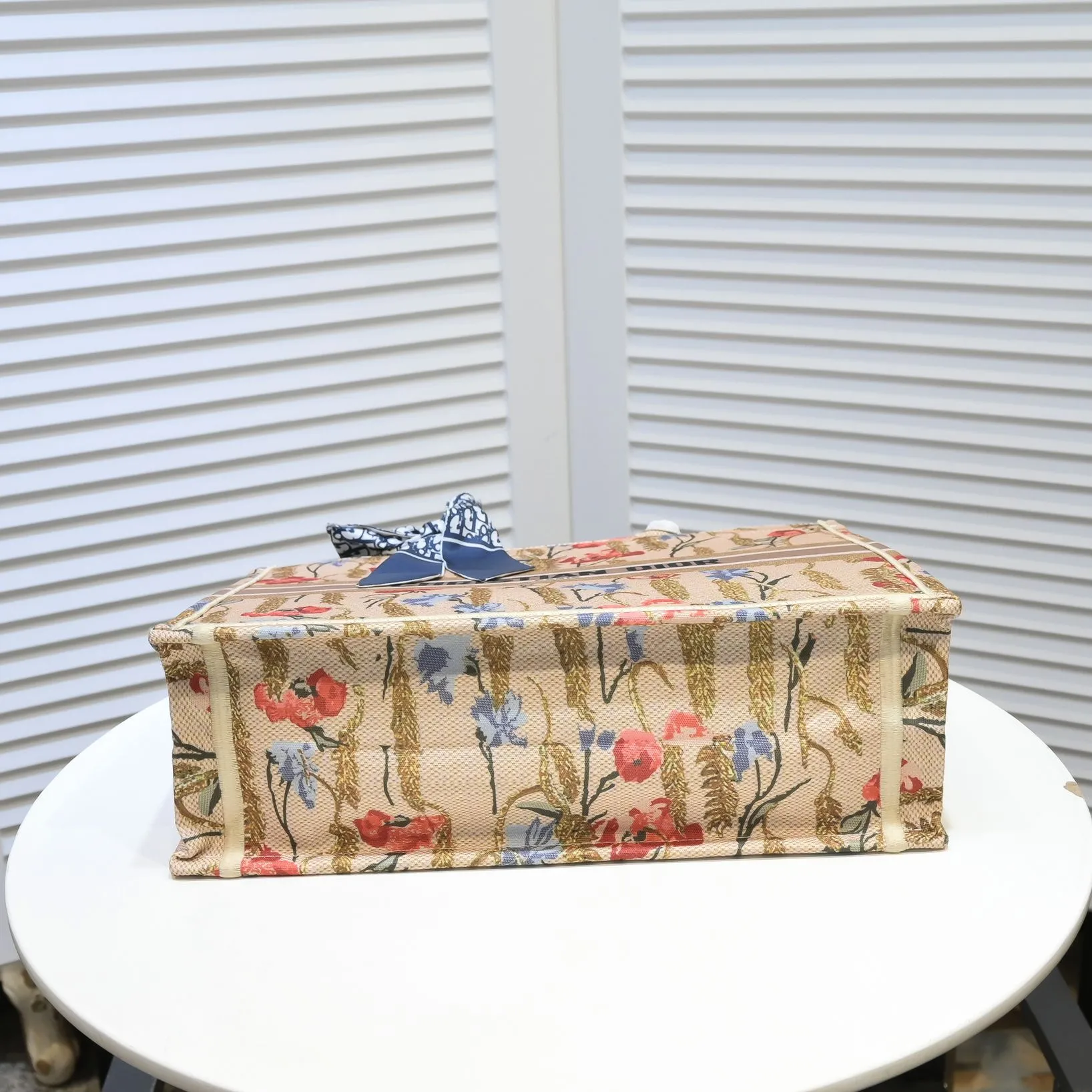 💰360￥With silk scarf, large size🔥 embroidered edge🔜Dior new shopping bag at Dior counter! Counters are updated simultaneously! Limited edition of the same style as the stars! Super stylish! Imported fabric👍high-end quality! You can go in and out of the counters at will without any pressure! The first choice for going out with super large capacity👍 Model: 8033 Size: 41*14*32cm